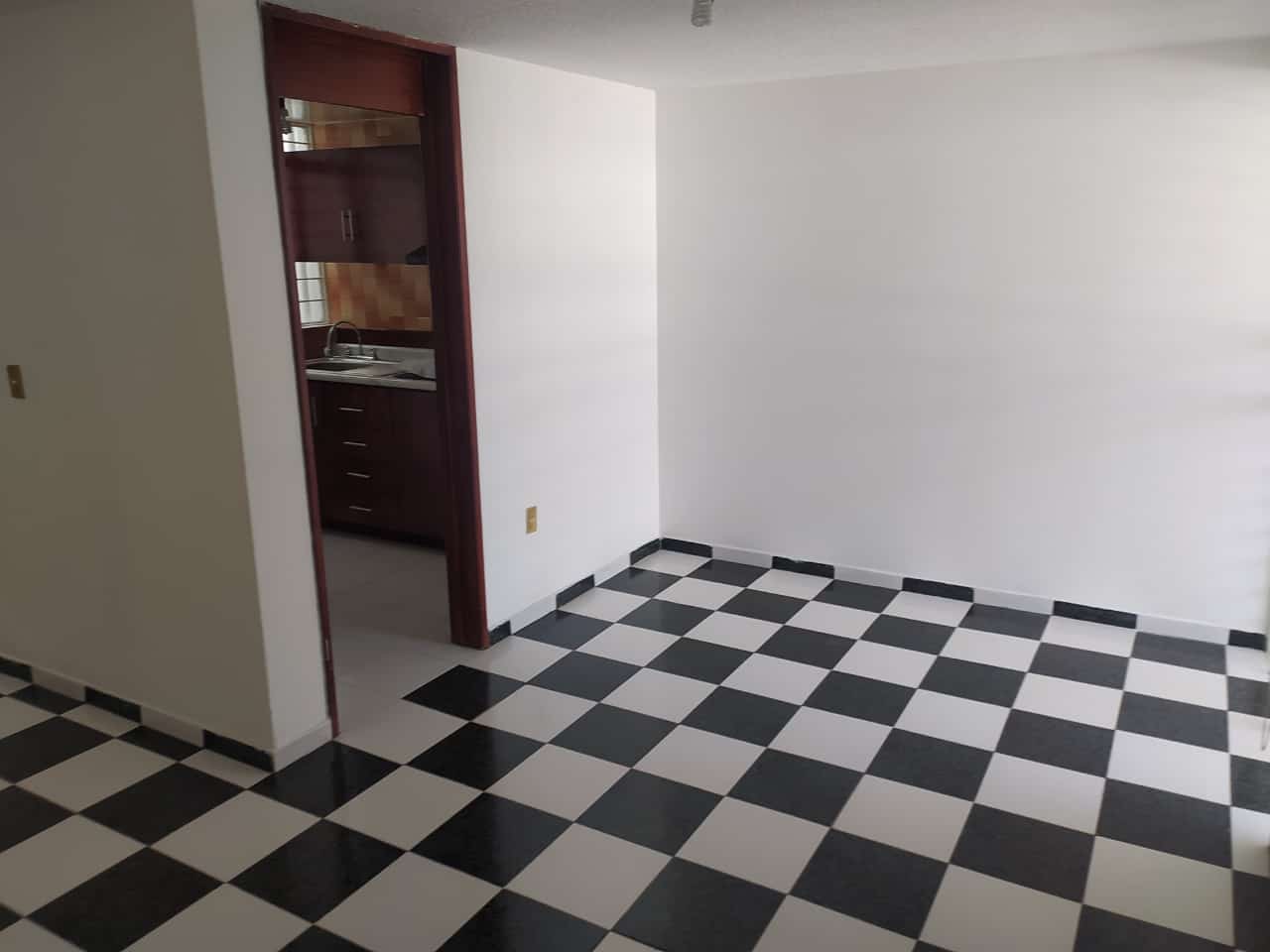 Casa amplia y con excelentes acabados.
Ubicación:
Colonia Bosques de Colón, a 10 min de la Prepa No.5, Toluca, Estado de México.
Cuenta con:
4 recamaras
2 baños completos
Garage para 1 auto
1 despacho
Cocina
Sala
Comedor
Cuarto para juegos
Patio de servicio.
Acabados: Loseta cerámica en toda la casa, closets en recamaras, la cocina apenas se coloco nueva, lista para habitar.
Se aceptan créditos, si no cuenta con el con gusto se le tramita con la institución que mas le convenga.
