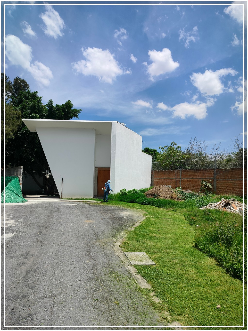 Vendo Residencia Nueva de Arquitectura única En Puebla
$3,200,000
Estrena esta hermosa residencia de diseño arquitectónico único, que desde su facha refleja la singularidad y belleza que solo una propiedad así te entrega, aparte de su imponente diseño, también maximiza espacios que harán que tu familia disfrute cada uno de ellos, maximizando tu inversión en esta excelente propiedad.
Se encuentra en fraccionamiento Residencial cerrado con vigilancia privada, cerca del periférico ecológico, en
