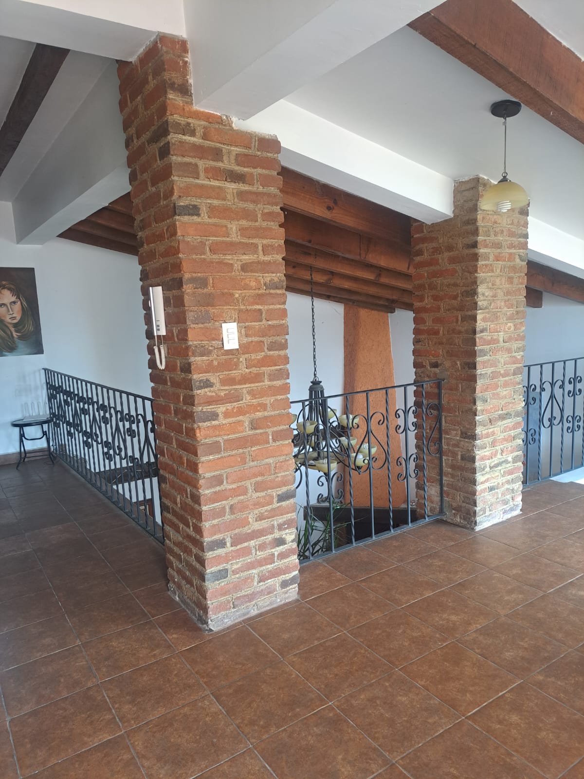 ¡Hermosa Casa en Venta!
Precio: $11,000,000.00
Descripción:
Terreno: 692.20 m².
Construcción: 300.27 m².
3 recámaras.
Sala a doble altura.
Comedor.
Chimenea.
4½ baños.
Cocina integral abierta.
Cuarto de lavado.
Estudio.
Bodega.
Estacionamiento para 5 autos.
Porche hacia el jardín.
Jardín frontal y trasero.
Zona de asador.
Gas LP.
Escritura pública, planos, todo pagado.
Documentos en regla.
14 años de antigüedad.