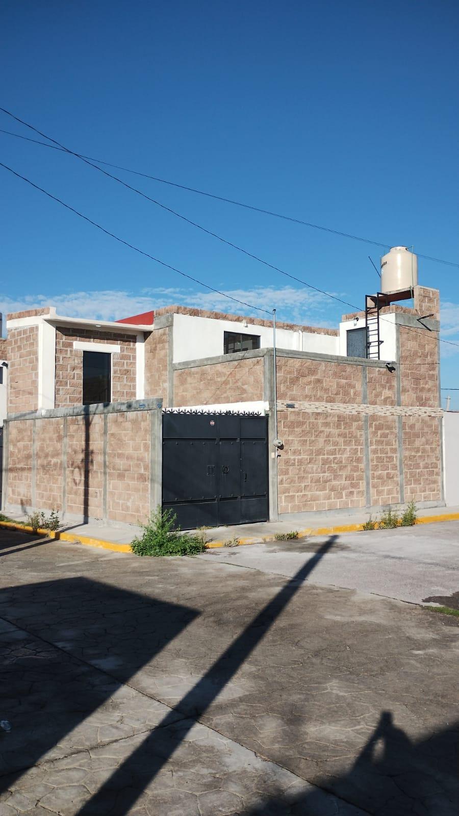 Casa nueva en esquina 2 niveles 35 min de CDMX tizayuca fracc las plazas a 2 cuadras de la carretera con acceso directo
80 m2 terreno
90 m2 de construcción aprox
3 recamaras grandes
2 baños completos
2 estacionamientos
Sala comedor cocineta
Roof garden
Zotehuela
Privacidad al máximo bardas propias perimetrales porton garage Construccion de 1ª calidad cimientos para 3er nivel Se aceptan fovissste, infonavit bancos, etc