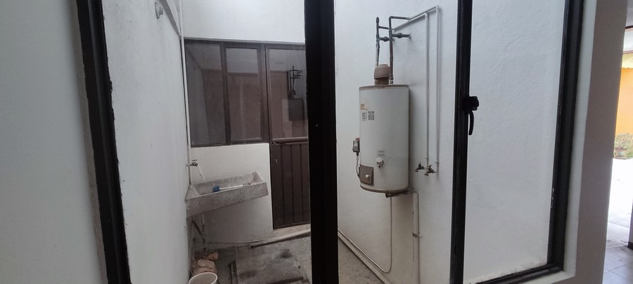 Tiene 3 recamaras, 2 de ellas con closets, sala comedor, cocina, medio baño abajo, baño completo arriba, cochera propia y local con acceso a la calle.
Se muestra con cita
Se encuentra a calle y media de Av. 16 de septiembre Cerca de las colonias: Bugambilias, Vicente Guerrero, Patrimonio, Puebla Textil, San José Mayorazgo, San Manuel, Loma Linda, Puebla Textil.