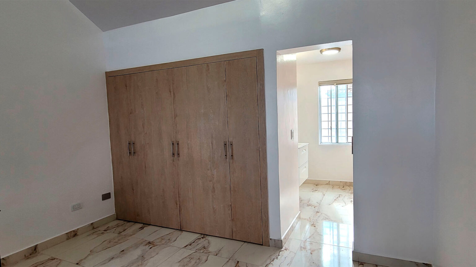 Casa en Renta en Altabrisa
Ubicada en una privada segura y rodeada de residencias de alto nivel, esta impecable propiedad ofrece comodidad y una ubicación privilegiada a minutos de UABC, Tecnológico de Tijuana y la Garita de Otay.
Renta USD $2,100 dlls por mes