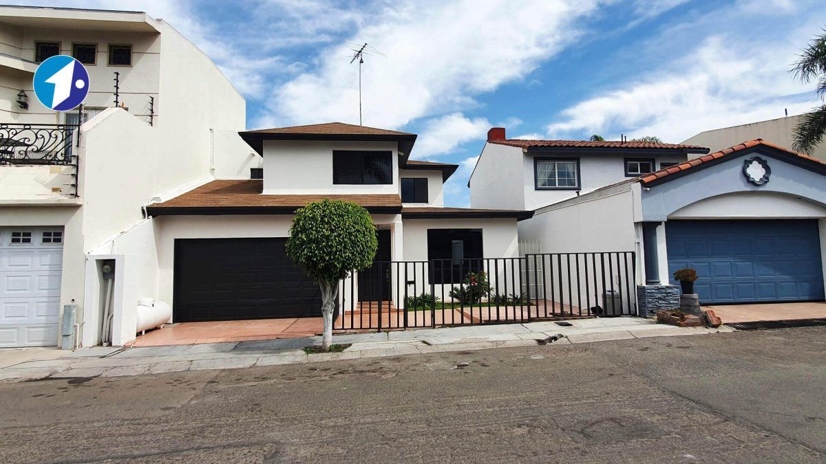 Casas en Venta en Lomas de Agua Caliente

Ubicada en la Zona Dorada de Tijuana, esta amplia residencia en Lomas de Agua Caliente ofrece una combinación perfecta de comodidad, funcionalidad y una ubicación estratégica. A pocos pasos del Instituto México y cercana a las principales escuelas, restaurantes y zonas de entretenimiento de la ciudad, esta propiedad brinda todo lo necesario para una vida plena y confortable.

Distribución:

• 4 Recámaras amplias.
• 4 Baños completos y medio baño para vis