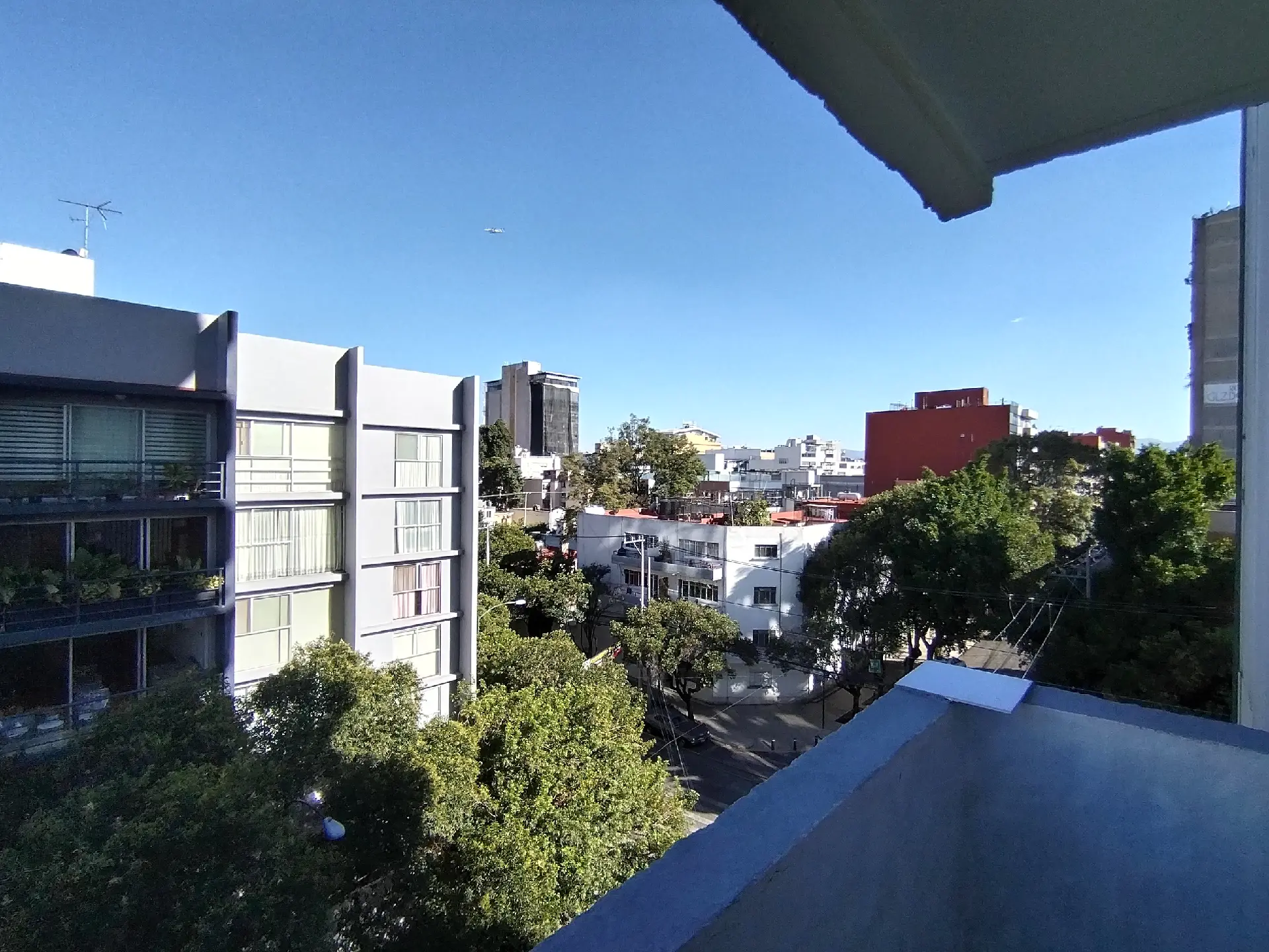 Excelente oportunidad en una de las mejores zonas de la CDMX.
¡Departamento en condominio en venta!
Precio a tratar: $5.8M
✅Descripción:
🔺152 m²
🔺 Antigüedad: 45 años.
🔺2 recámaras con opción a 3.
🔺Recámara principal con baño completo y vestidor.
🔺Sala
🔺Estancia
🔺Cocina
🔺📺Área de TV o estudio.
🔺2 baños completos.
🔺5° piso.
🔺Balcón.
🔺Cuarto de servicio con baño completo.
🔺Área de lavado.
🔺🚘🚘2 cajones de estacionamiento.
🔺🛂Seguridad 24 Hrs.
🔺2 elevadores.
⚠️Solo Trato Directo