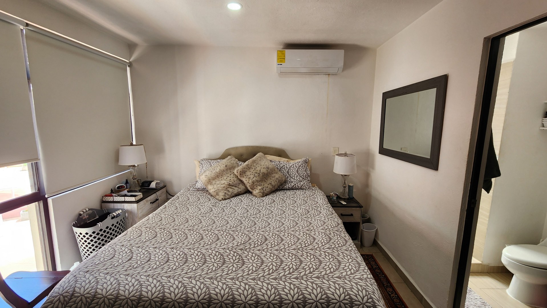 Departamento en Venta en Colinas de Chapultepec
Este amplio y moderno departamento te ofrece la oportunidad de vivir en una de las zonas más privilegiadas de Tijuana. Ubicado dentro de la Zona Dorada, disfrutarás de un entorno seguro, con excelente conectividad y acceso inmediato a escuelas, restaurantes, bares y comercios. Ideal para quienes buscan comodidad, seguridad y un estilo de vida práctico y bien ubicado.
Características
• Superficie de 105 m² en un solo nivel.
• 2 recámaras.
• 2 bañ