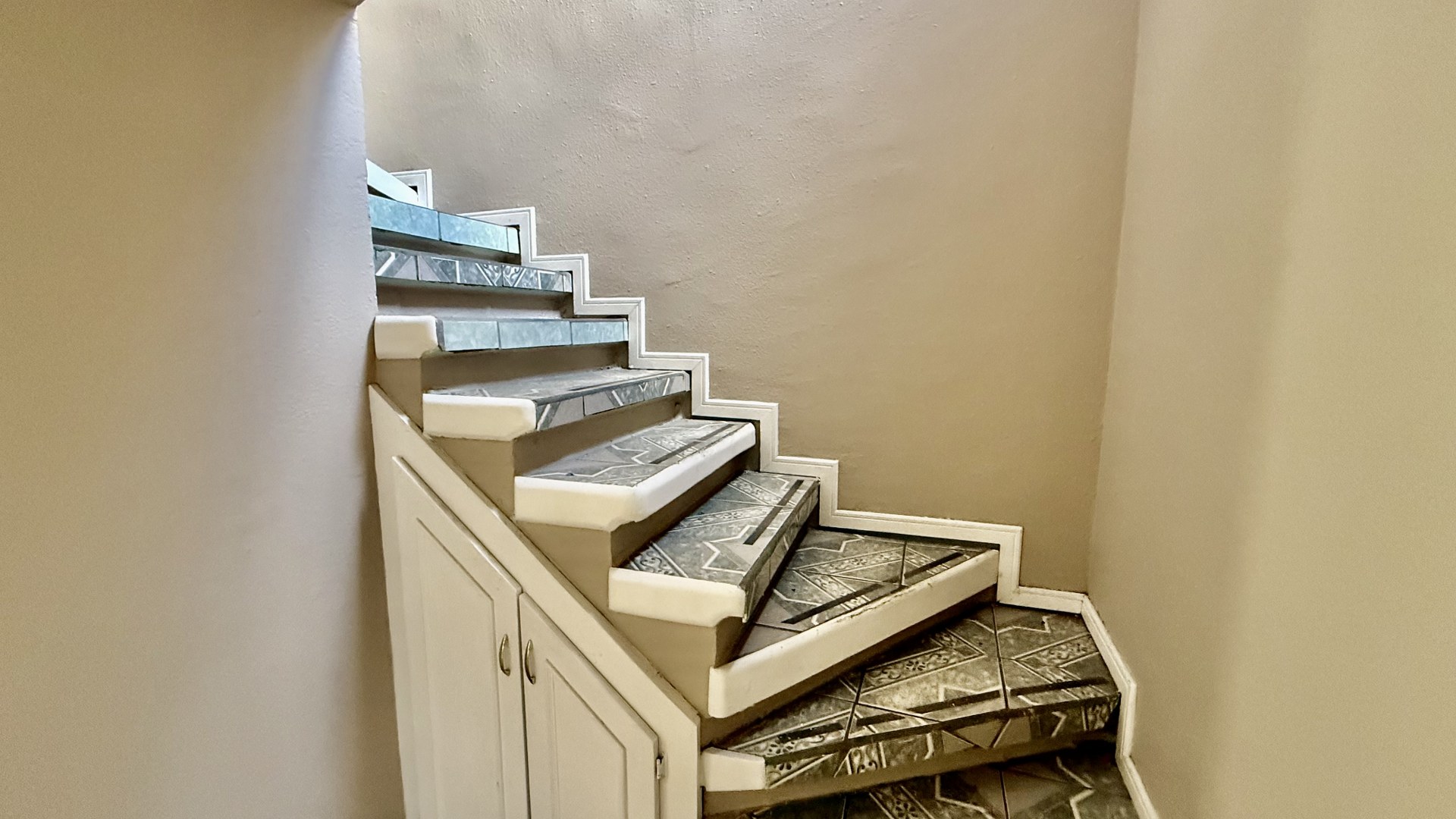 La casa se encuentra dentro de la Privada Tulum en Santa Fe, una zona con acceso inmediato a centros comerciales, parques y escuelas de alta calidad, PRECIO: $ 160,000 Dlls
Características de la Casa:
Distribución en 2 niveles.
1 baño completo y medio baño. Cocina integral. Sala y comedor. Terraza, ideal para colocar una sala de patio y un asador. Boiler y ventiladores de techo incluidos. Estacionamiento techado para 2 automóviles. Agenda tu cita hoy mismo!
Christian@primerobr.com
664-356-1143