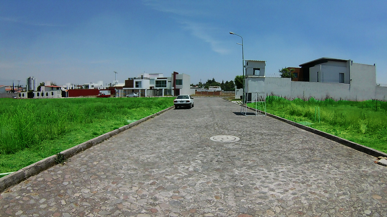Diferentes opciones en el fraccionamiento Desde 452m² hasta 1,737m²
Fraccionamiento privado, con vigilancia 24 horas, servicios ocultos, calles amplias empedradas y de concreto.
Excelente ubicación, atrás del Colegio Humboldt, muy cerca de la Recta a Cholula, Blvd. Forjadores, Periférico Ecológico.
En el fraccionamiento hay residencias de nivel alto ya que existe una restricción de mínimo 400 m² por vivienda.