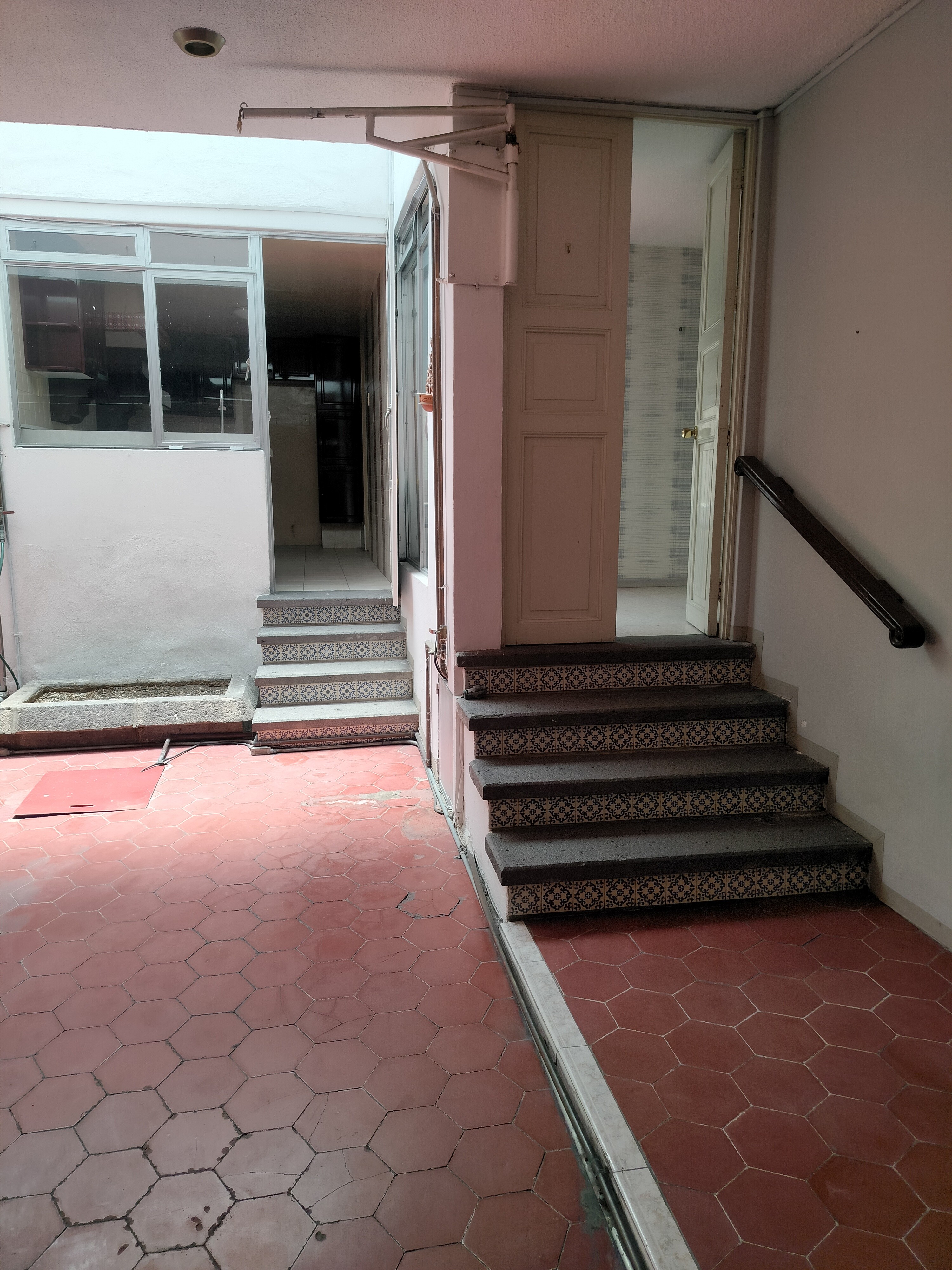 Excelente tanto para casa habitación o comercio, SPA, Clínica de Rehabilitación, Consultorio, Oficinas.
Tiene alberca techada con policarbonato, funcionando con filtros y caldera.
La casa cuenta en planta baja con:
cochera techada para 2 automóviles, Sala comedor, cocina con cocina integral, 1 recámara, baño completo y despacho.
En planta alta:
Tiene 2 recámaras amplias con closets, terraza y baño completo.
En la azotea tiene roofgarden con asador, cuarto de lavado y cuarto de servicio baño