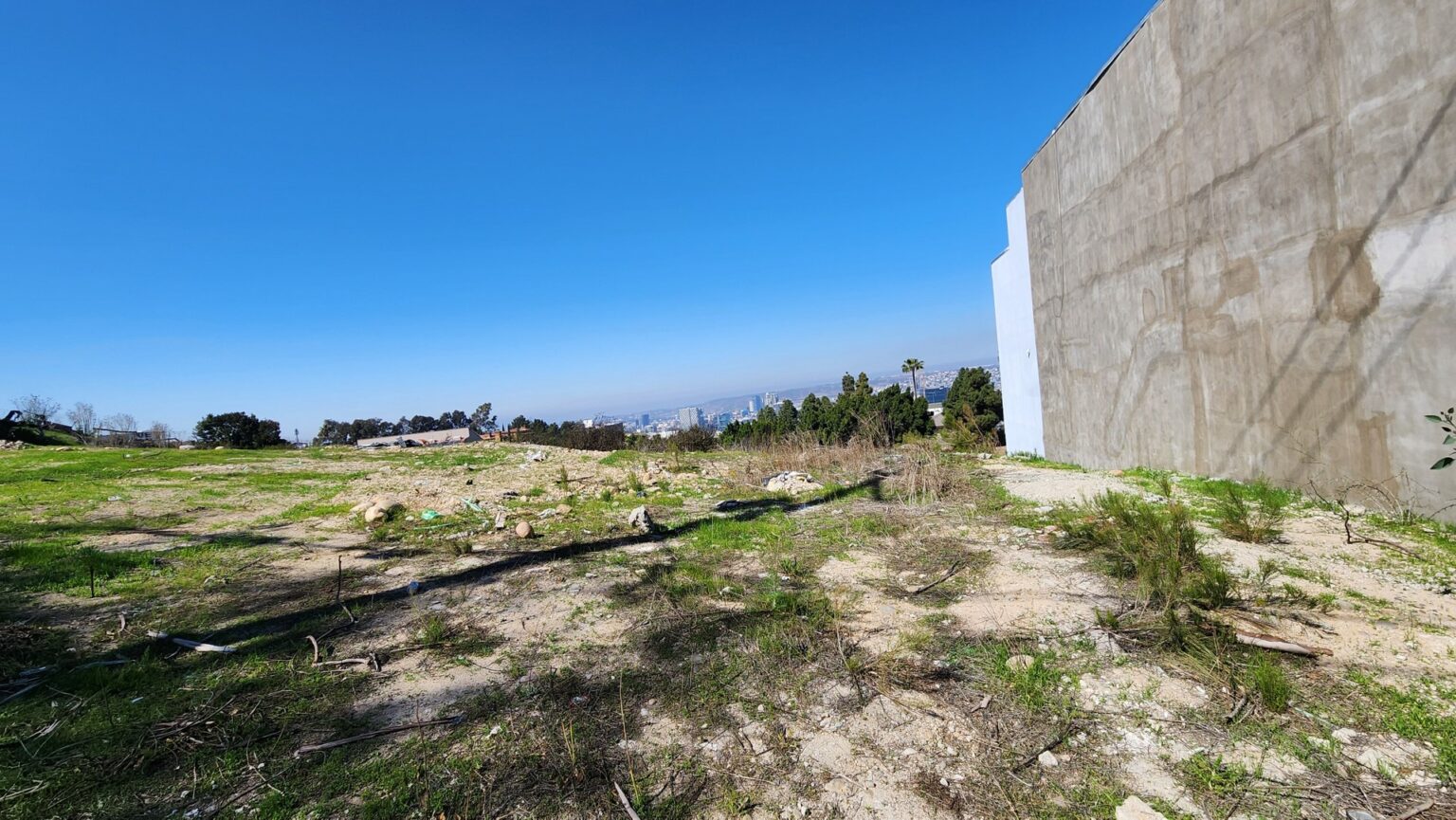 Terreno en Venta en Chapultepec Novena
Oportunidad única para construir la residencia de tus sueños o realizar una inversión segura y redituable. Este terreno se encuentra en una de las zonas más exclusivas de la ciudad, con una ubicación estratégica en Zona Dorada y una espectacular vista panorámica.
Ventajas del terreno:
• Ubicación privilegiada en el corazón de Zona Dorada.
• Calle amplia y tranquila, ideal para disfrutar de privacidad y comodidad.
• Diversas rutas de acceso, facilitando l