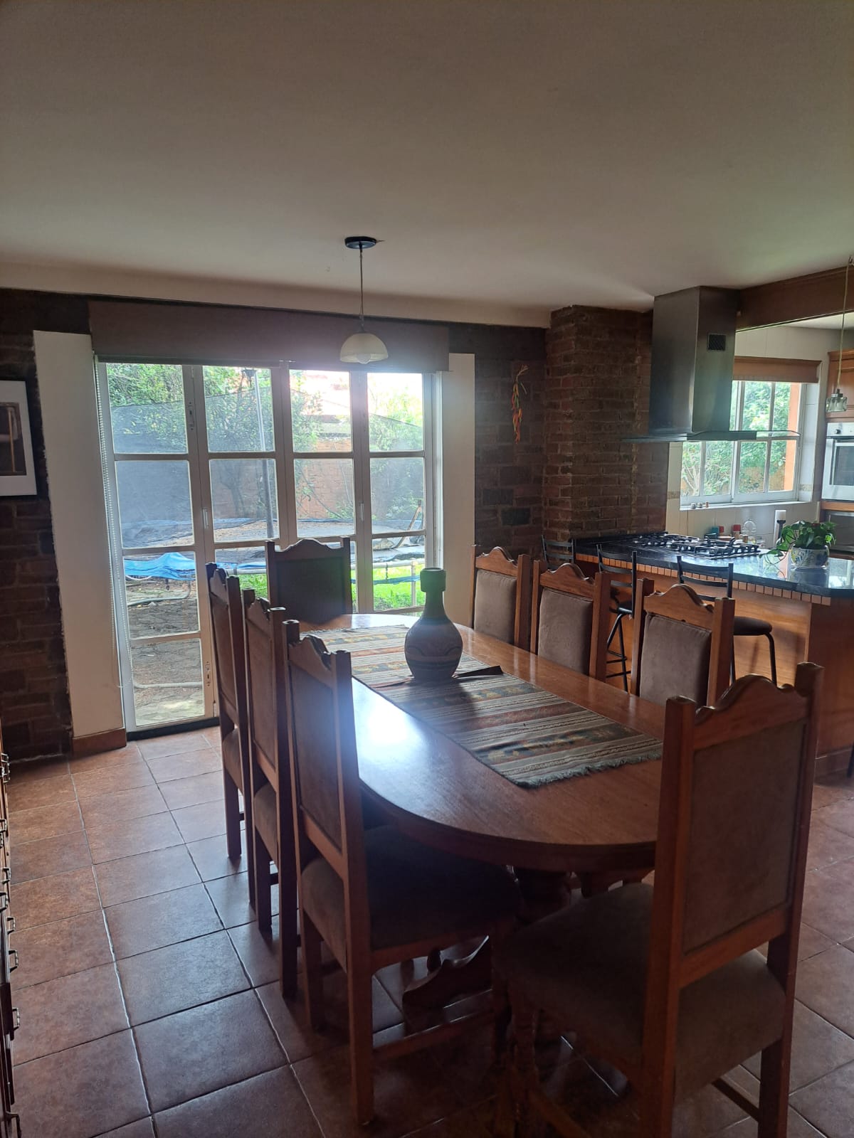 ¡Hermosa Casa en Venta!
Precio: $11,000,000.00
Descripción:
Terreno: 692.20 m².
Construcción: 300.27 m².
3 recámaras.
Sala a doble altura.
Comedor.
Chimenea.
4½ baños.
Cocina integral abierta.
Cuarto de lavado.
Estudio.
Bodega.
Estacionamiento para 5 autos.
Porche hacia el jardín.
Jardín frontal y trasero.
Zona de asador.
Gas LP.
Escritura pública, planos, todo pagado.
Documentos en regla.
14 años de antigüedad.