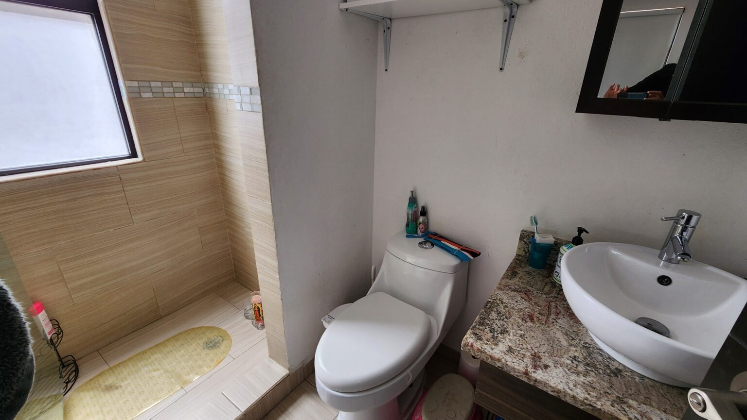 Departamento en Venta en Colinas de Chapultepec
Este amplio y moderno departamento te ofrece la oportunidad de vivir en una de las zonas más privilegiadas de Tijuana. Ubicado dentro de la Zona Dorada, disfrutarás de un entorno seguro, con excelente conectividad y acceso inmediato a escuelas, restaurantes, bares y comercios. Ideal para quienes buscan comodidad, seguridad y un estilo de vida práctico y bien ubicado.
Características
• Superficie de 105 m² en un solo nivel.
• 2 recámaras.
• 2 bañ