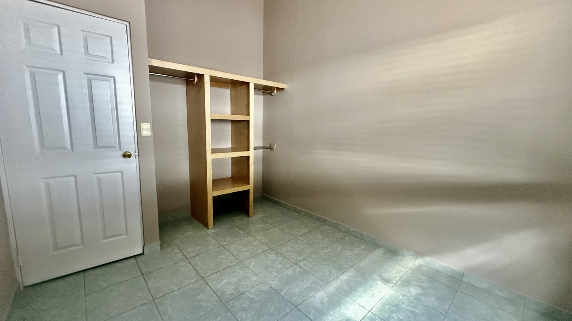 La casa se encuentra dentro de la Privada Tulum en Santa Fe, una zona con acceso inmediato a centros comerciales, parques y escuelas de alta calidad, PRECIO: $ 160,000 Dlls
Características de la Casa:
Distribución en 2 niveles.
1 baño completo y medio baño. Cocina integral. Sala y comedor. Terraza, ideal para colocar una sala de patio y un asador. Boiler y ventiladores de techo incluidos. Estacionamiento techado para 2 automóviles. Agenda tu cita hoy mismo!
Christian@primerobr.com
664-356-1143