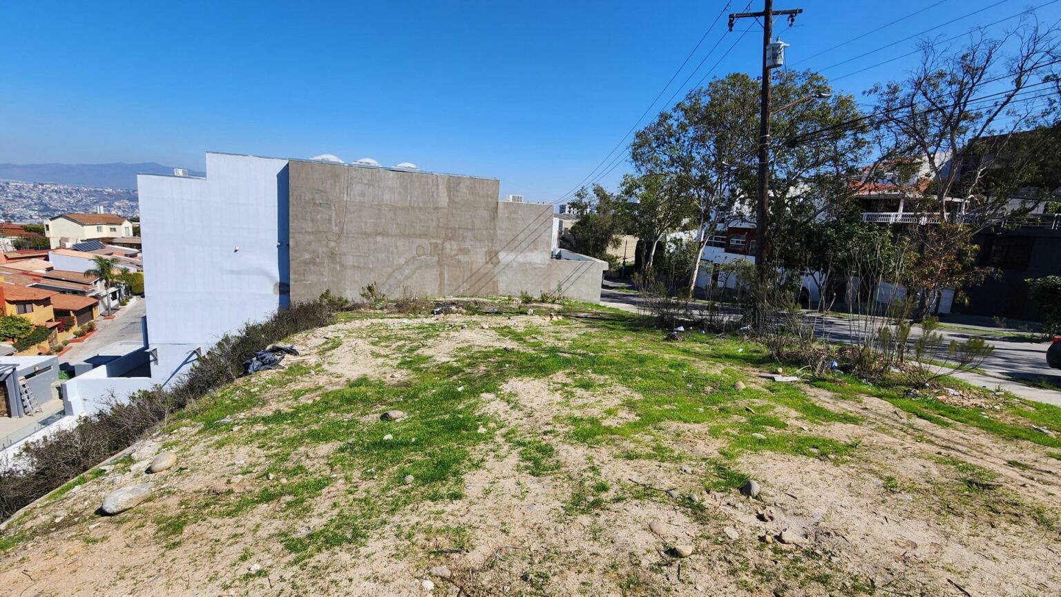 Terreno en Venta en Chapultepec Novena
Oportunidad única para construir la residencia de tus sueños o realizar una inversión segura y redituable. Este terreno se encuentra en una de las zonas más exclusivas de la ciudad, con una ubicación estratégica en Zona Dorada y una espectacular vista panorámica.
Ventajas del terreno:
• Ubicación privilegiada en el corazón de Zona Dorada.
• Calle amplia y tranquila, ideal para disfrutar de privacidad y comodidad.
• Diversas rutas de acceso, facilitando l