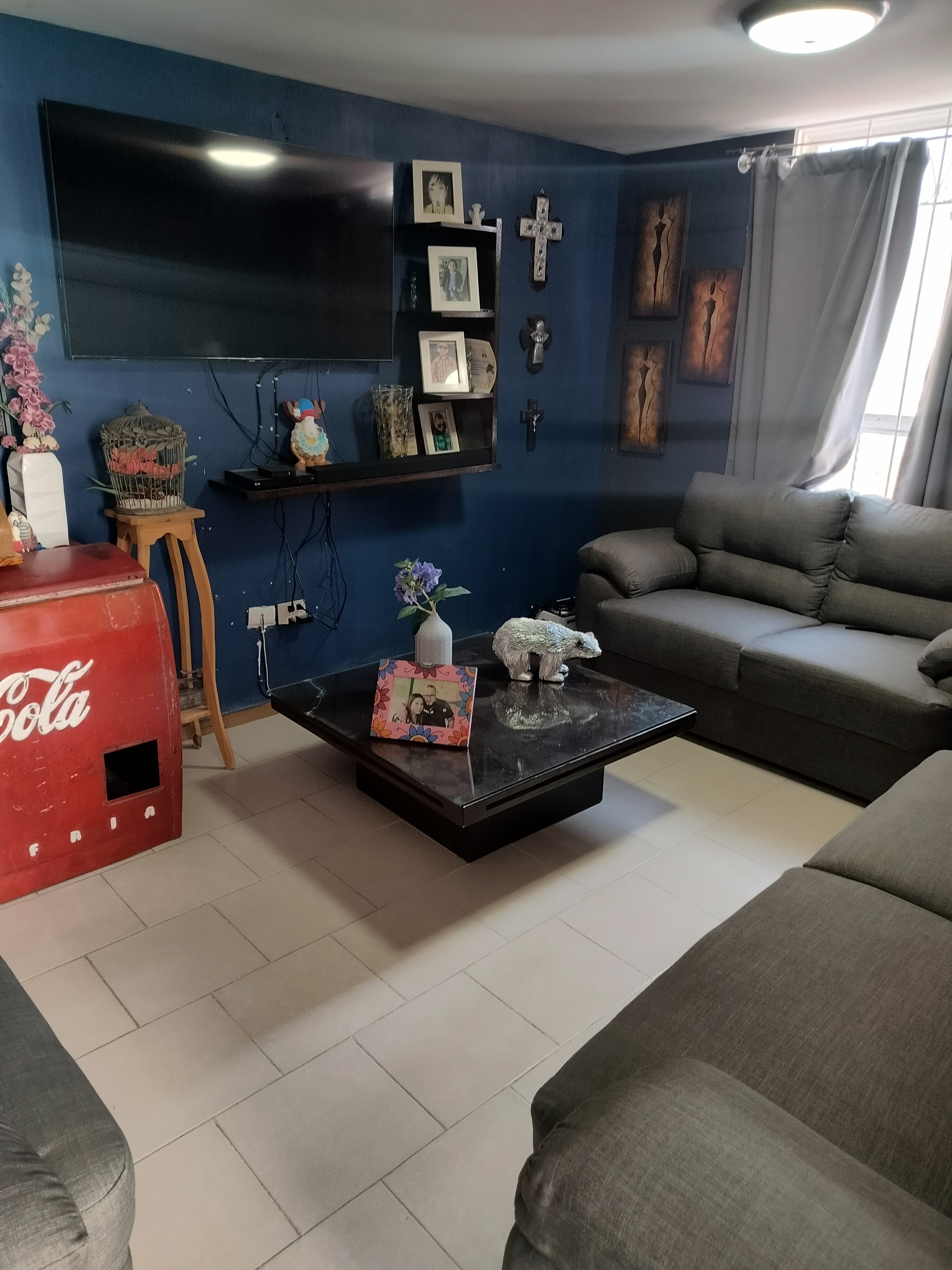 Se encuentra atrás de la UNIPUEBLA, cerca del Coppel Guadalupe y cerca del centro comercial centro sur.
En planta baja cuenta con sala, comedor, cocina amplia con alacena grande le cabe desayunador, tiene medio baño, zotehuela, cochera para 1 auto y cisterna.
En planta Alta tiene 2 recámaras de muy buen tamaño con closets grandes, baño completo amplio.
Se puede ampliar la casa para hacerle un piso más con 2 recámaras grandes.
Aceptamos cualquier crédito.