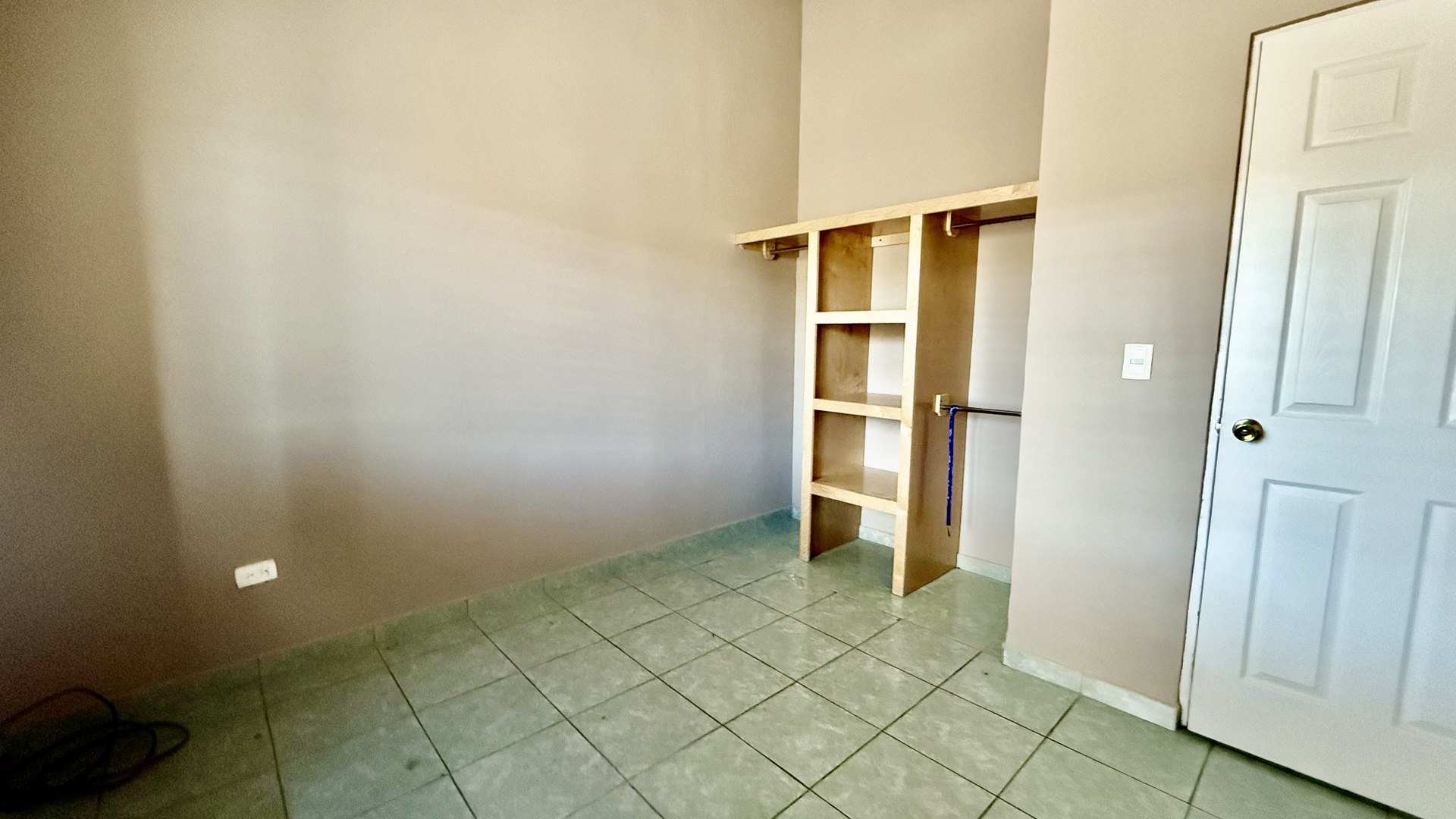 La casa se encuentra dentro de la Privada Tulum en Santa Fe, una zona con acceso inmediato a centros comerciales, parques y escuelas de alta calidad, PRECIO: $ 160,000 Dlls
Características de la Casa:
Distribución en 2 niveles.
1 baño completo y medio baño. Cocina integral. Sala y comedor. Terraza, ideal para colocar una sala de patio y un asador. Boiler y ventiladores de techo incluidos. Estacionamiento techado para 2 automóviles. Agenda tu cita hoy mismo!
Christian@primerobr.com
664-356-1143