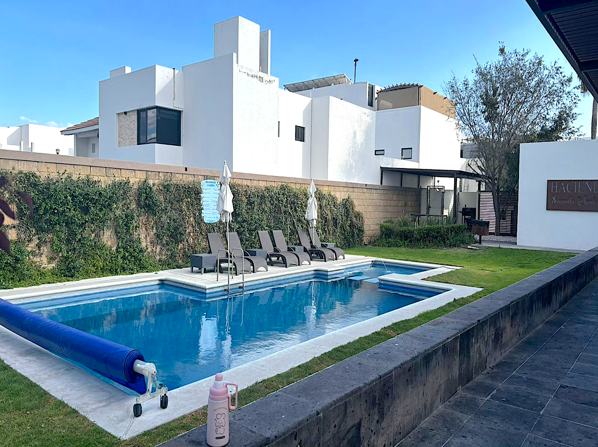 Casa privada Hacienda Santa Fe, con agradables amenidades. Cuenta con recibidor, estudio u opción para adaptar una recámara de visitas, amplia estancia con área independiente para cantina, cocina integral con alacena, y un patio con muro llorón y espacio para guardar. En el segundo nivel se encuentran 3 recámaras, la principal con balcón exterior vestidor y baño y 2 recámaras secundarias con clóset y un segundo baño completo. El tercer nivel es un family o espacio multiusos para reuniones