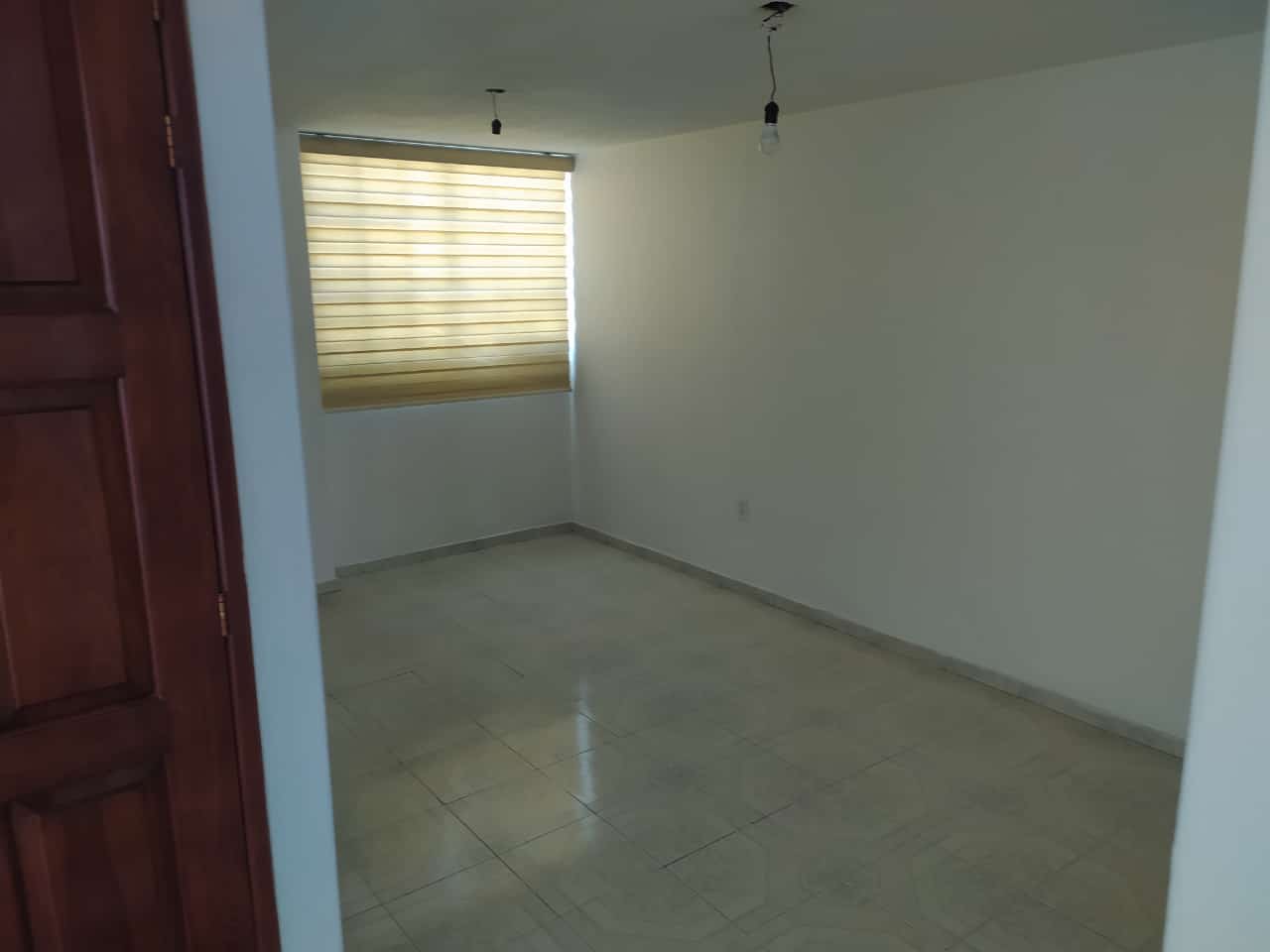 Casa amplia y con excelentes acabados.
Ubicación:
Colonia Bosques de Colón, a 10 min de la Prepa No.5, Toluca, Estado de México.
Cuenta con:
4 recamaras
2 baños completos
Garage para 1 auto
1 despacho
Cocina
Sala
Comedor
Cuarto para juegos
Patio de servicio.
Acabados: Loseta cerámica en toda la casa, closets en recamaras, la cocina apenas se coloco nueva, lista para habitar.
Se aceptan créditos, si no cuenta con el con gusto se le tramita con la institución que mas le convenga.