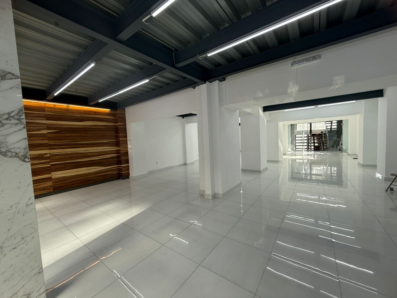 Increíble espacio comercial sobre una de las avenidas más transitadas de la CDMX.
Espacio de 580m2 distribuidos en planta baja y dos niveles con cancelaría de piso a techo que permite una excelente iluminación natural, doble acceso al edificio y espacio de estacionamiento para dos coches. Acabados de lujo en mármol italiano