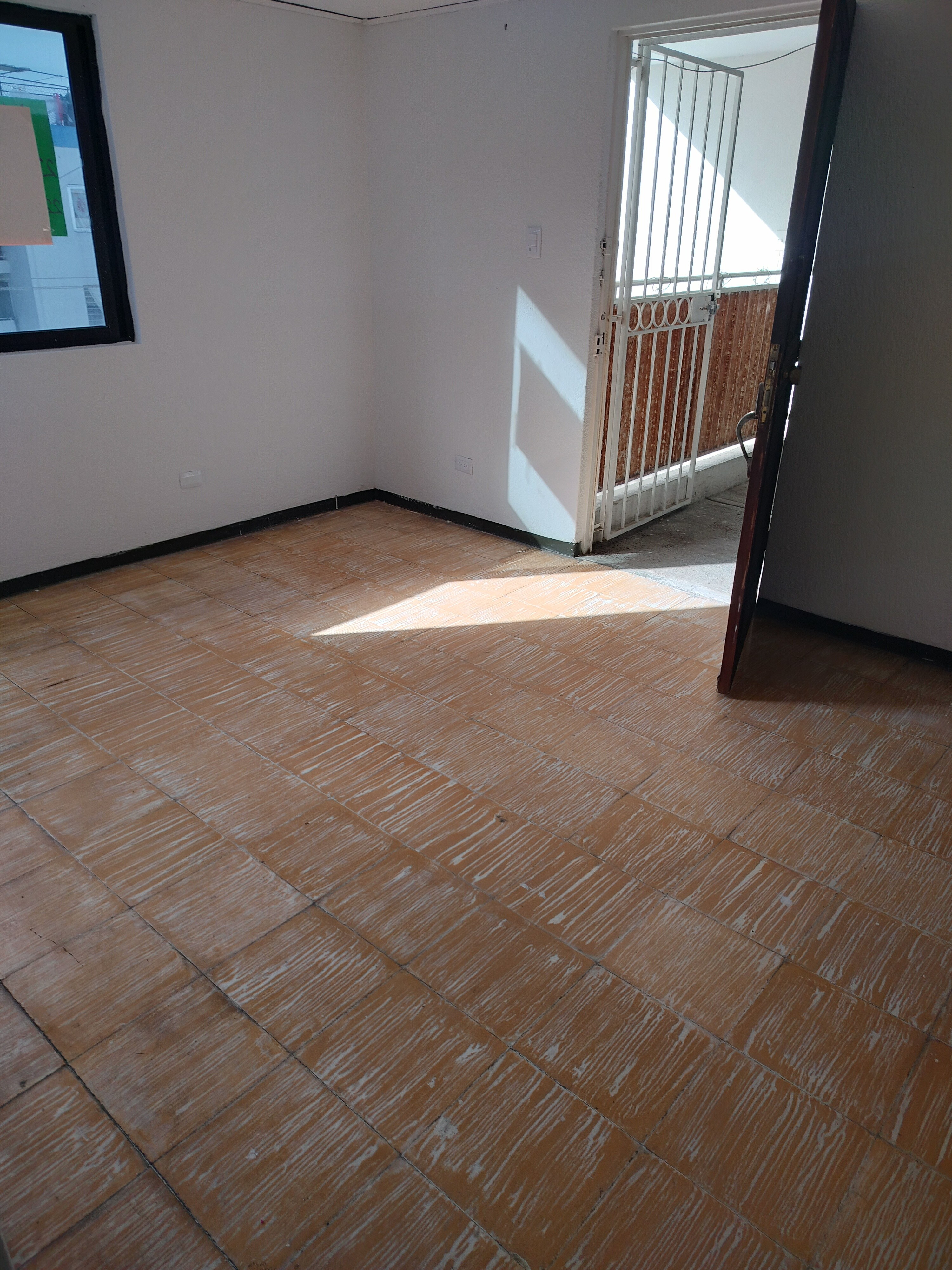 Se encuentra en el conjunto habitacional Villa Madero tiene 2 recámaras, sala comedor, cocina, baño completo, área de tendido y cochera propia para 1 auto.
También cuenta con protección en la puerta y las ventanas de aluminio.
Se encuentra en 3er nivel, aceptamos crédito Infonavit, Fovissste o bancario.
Se muestra con cita de lunes a domingo