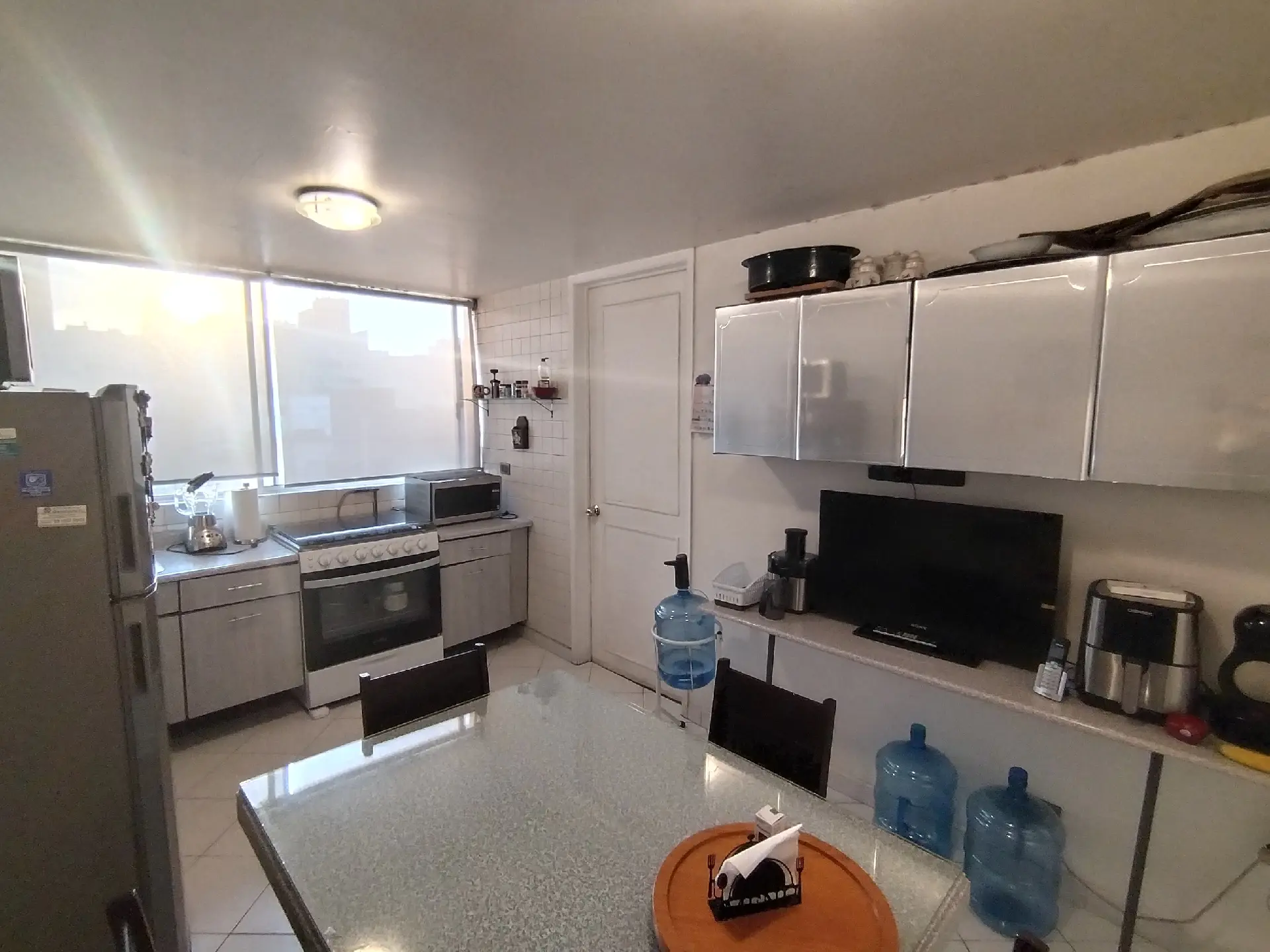 Excelente oportunidad en una de las mejores zonas de la CDMX.
¡Departamento en condominio en venta!
Precio a tratar: $5.8M
✅Descripción:
🔺152 m²
🔺 Antigüedad: 45 años.
🔺2 recámaras con opción a 3.
🔺Recámara principal con baño completo y vestidor.
🔺Sala
🔺Estancia
🔺Cocina
🔺📺Área de TV o estudio.
🔺2 baños completos.
🔺5° piso.
🔺Balcón.
🔺Cuarto de servicio con baño completo.
🔺Área de lavado.
🔺🚘🚘2 cajones de estacionamiento.
🔺🛂Seguridad 24 Hrs.
🔺2 elevadores.
⚠️Solo Trato Directo