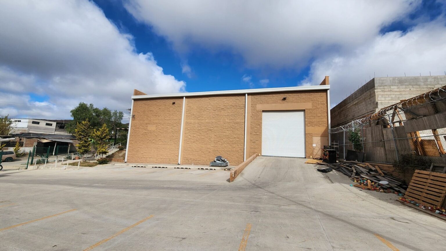 Bodega en Renta en La Gloria
Excelente oportunidad para empresas de logística, almacenamiento o distribución. Ubicada en una de las principales vías de Tijuana, esta bodega ofrece un espacio funcional y bien ubicado para el crecimiento de tu negocio. Aprovecha esta oportunidad para establecer o expandir tu negocio. Contáctanos para más información o para programar una visita.
Renta USD $4,000 dlls por mes