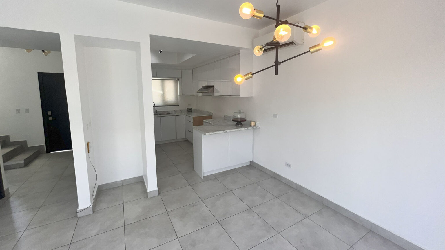 Casa en Venta en Coto Uno
Hermosa casa ubicada en un coto privado con excelentes amenidades, ideal para disfrutar en familia y vivir con seguridad y confort. Un hogar listo para disfrutar en un entorno seguro, tranquilo y con todo lo que tu familia necesita.
Características de la casa
• Sala y comedor amplios.
• Cocina funcional.
• Pequeña bodega bajo la escalera.
• ½ baño en planta baja.
• Patio trasero.
• Cuarto de lavado.
• Recámara principal con baño completo.
• 2 recámaras secundarias con baño compartido.
• Pasillo de servicio.
• Cochera para 2 autos + 1 espacio adicional en la calle.
Amenidades del coto
• Alberca y jacuzzi.
• Áreas verdes.
• Fogatero.
• Área de juegos infantiles.
Superficie
• Terreno: 223 m²
• Construcción: 114 m²
Solicita más información