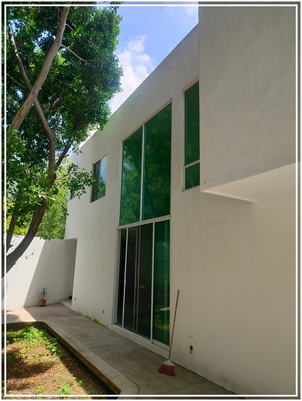 Vendo Residencia Nueva de Arquitectura única En Puebla
$3,200,000
Estrena esta hermosa residencia de diseño arquitectónico único, que desde su facha refleja la singularidad y belleza que solo una propiedad así te entrega, aparte de su imponente diseño, también maximiza espacios que harán que tu familia disfrute cada uno de ellos, maximizando tu inversión en esta excelente propiedad.
Se encuentra en fraccionamiento Residencial cerrado con vigilancia privada, cerca del periférico ecológico, en