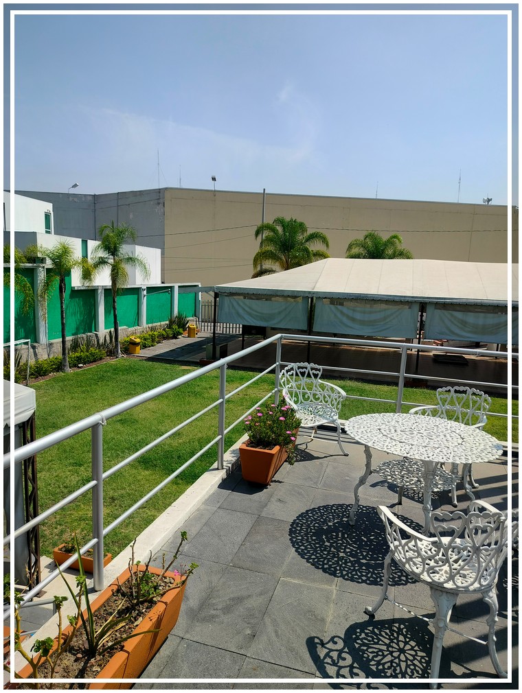 La propiedad en este momento funciona como jardín de eventos, por lo que tiene pergolados fijos, uno de 236 metros cuadrados y otro de 50 metros cuadrados, también cuenta con cocina equipada para eventos, baños para hombres y para mujeres, también tiene una bodega debajo de las escaleras y estacionamiento para 5 vehículos. pero con mucho espacio para estacionarse por ambos frentes incluso con la calle perpendicular que tiene al frente la propiedad.