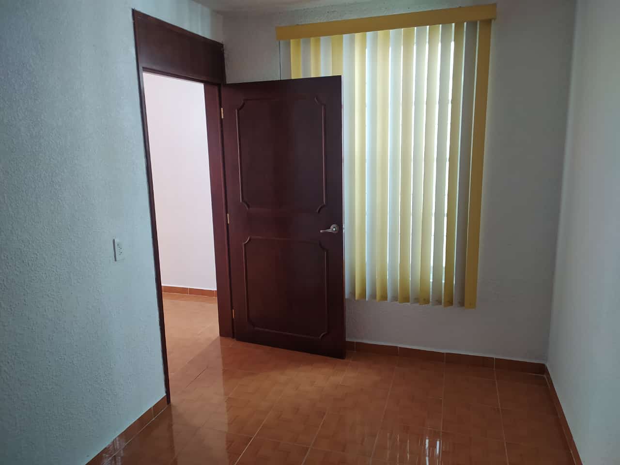 Casa amplia y con excelentes acabados.
Ubicación:
Colonia Bosques de Colón, a 10 min de la Prepa No.5, Toluca, Estado de México.
Cuenta con:
4 recamaras
2 baños completos
Garage para 1 auto
1 despacho
Cocina
Sala
Comedor
Cuarto para juegos
Patio de servicio.
Acabados: Loseta cerámica en toda la casa, closets en recamaras, la cocina apenas se coloco nueva, lista para habitar.
Se aceptan créditos, si no cuenta con el con gusto se le tramita con la institución que mas le convenga.