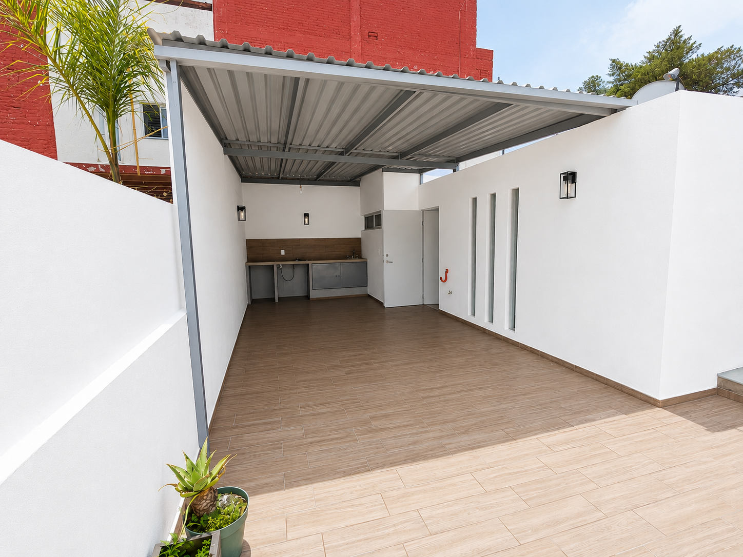 *PRECIO RENTA $40 K.
MANTENIMIENTO: $2,000.00

Descripción:
*CASA VERTICAL.
*SALA / ESTANCIA.
*COMEDOR.
*COCINA CON COCINA INTEGRAL.
*AREA DE LAVADO.
*4 RECAMARAS.
*3 ½ BAÑOS
*2 CAJONES DE ESTACIONAMIENTO.
*CUARTO DE SERVICIO.
*TERRAZA SEMI TECHADA.
*VIGILANCIA 24 HRS.
*CONSTRUCCIÓN 153 M².