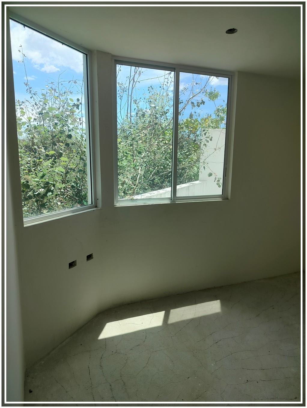 Vendo Residencia Nueva de Arquitectura única En Puebla
$3,200,000
Estrena esta hermosa residencia de diseño arquitectónico único, que desde su facha refleja la singularidad y belleza que solo una propiedad así te entrega, aparte de su imponente diseño, también maximiza espacios que harán que tu familia disfrute cada uno de ellos, maximizando tu inversión en esta excelente propiedad.
Se encuentra en fraccionamiento Residencial cerrado con vigilancia privada, cerca del periférico ecológico, en