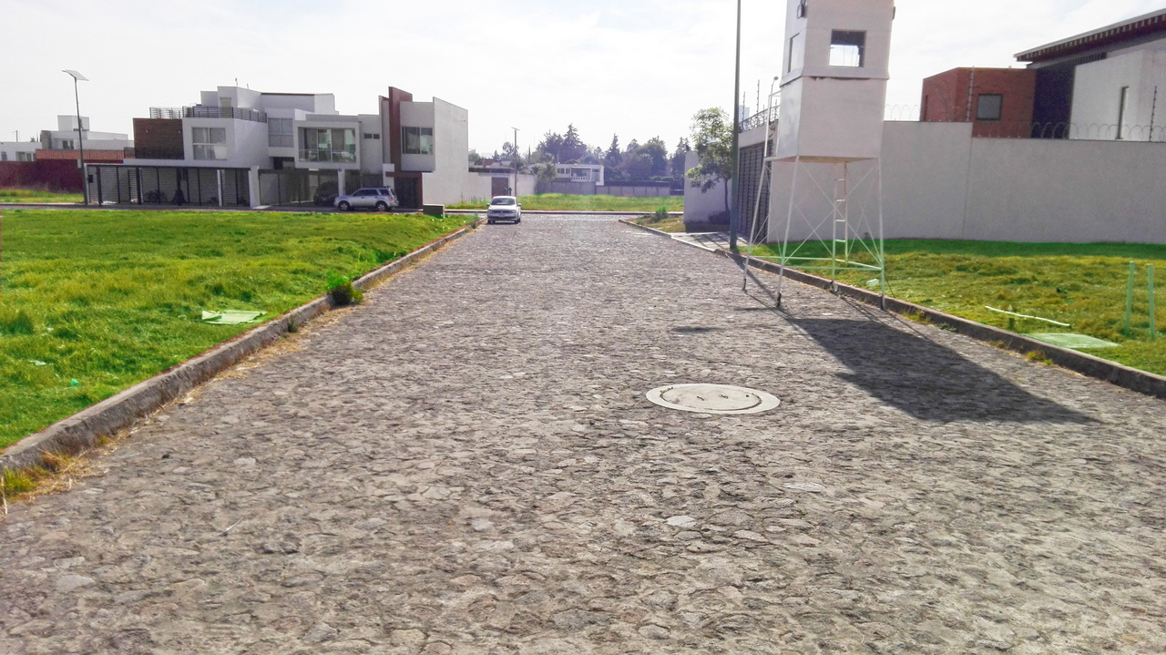 Diferentes opciones en el fraccionamiento Desde 452m² hasta 1,737m²
Fraccionamiento privado, con vigilancia 24 horas, servicios ocultos, calles amplias empedradas y de concreto.
Excelente ubicación, atrás del Colegio Humboldt, muy cerca de la Recta a Cholula, Blvd. Forjadores, Periférico Ecológico.
En el fraccionamiento hay residencias de nivel alto ya que existe una restricción de mínimo 400 m² por vivienda.