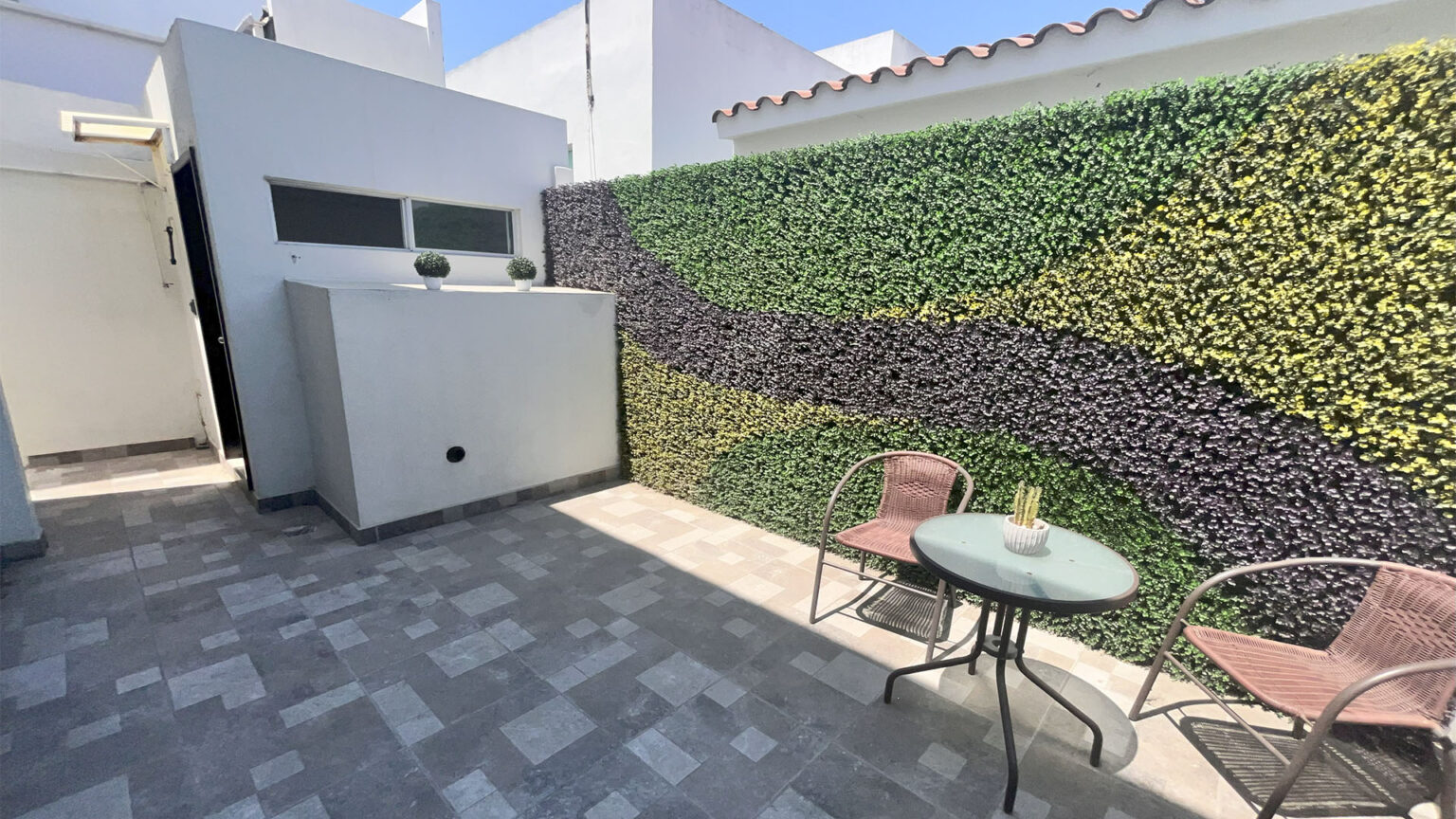 Casa en Venta en Coto Uno
Hermosa casa ubicada en un coto privado con excelentes amenidades, ideal para disfrutar en familia y vivir con seguridad y confort. Un hogar listo para disfrutar en un entorno seguro, tranquilo y con todo lo que tu familia necesita.
Características de la casa
• Sala y comedor amplios.
• Cocina funcional.
• Pequeña bodega bajo la escalera.
• ½ baño en planta baja.
• Patio trasero.
• Cuarto de lavado.
• Recámara principal con baño completo.
• 2 recámaras secundarias con baño compartido.
• Pasillo de servicio.
• Cochera para 2 autos + 1 espacio adicional en la calle.
Amenidades del coto
• Alberca y jacuzzi.
• Áreas verdes.
• Fogatero.
• Área de juegos infantiles.
Superficie
• Terreno: 223 m²
• Construcción: 114 m²
Solicita más información