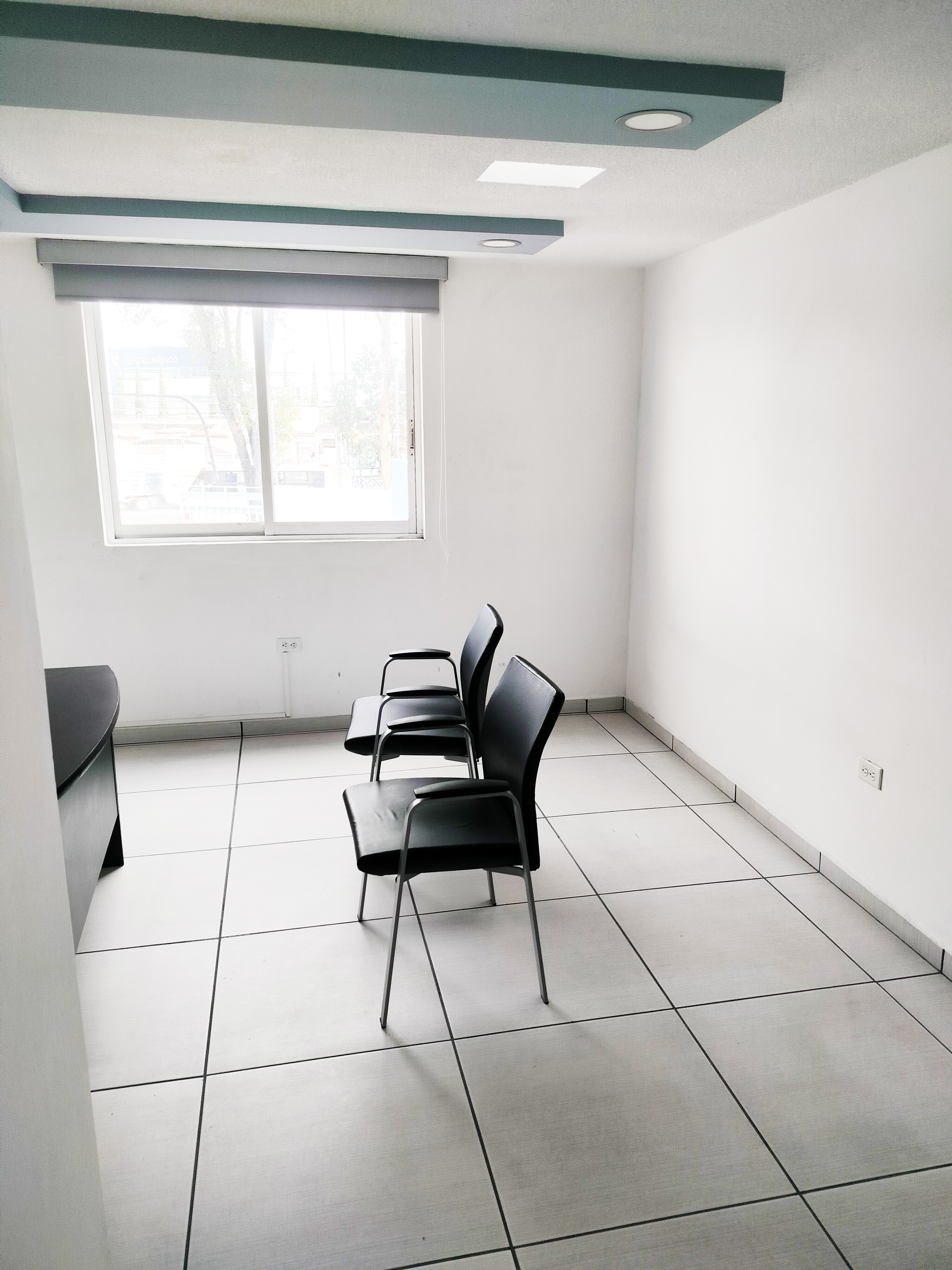 Renta de Consultorios Médicos en Puebla - Diagonal Defensores de la República
¡Impulsa tu práctica médica en un entorno de profesionales de la salud! Ofrecemos consultorios en renta ubicados estratégicamente en una clínica privada sobre la Diagonal Defensores de la República esquina con 18 Poniente en Puebla, una zona de alta afluencia y fácil acceso.
Características del consultorio:
Espacios cómodos y bien iluminados: Consultorios diseñados para proporcionar un ambiente acogedor tanto para e