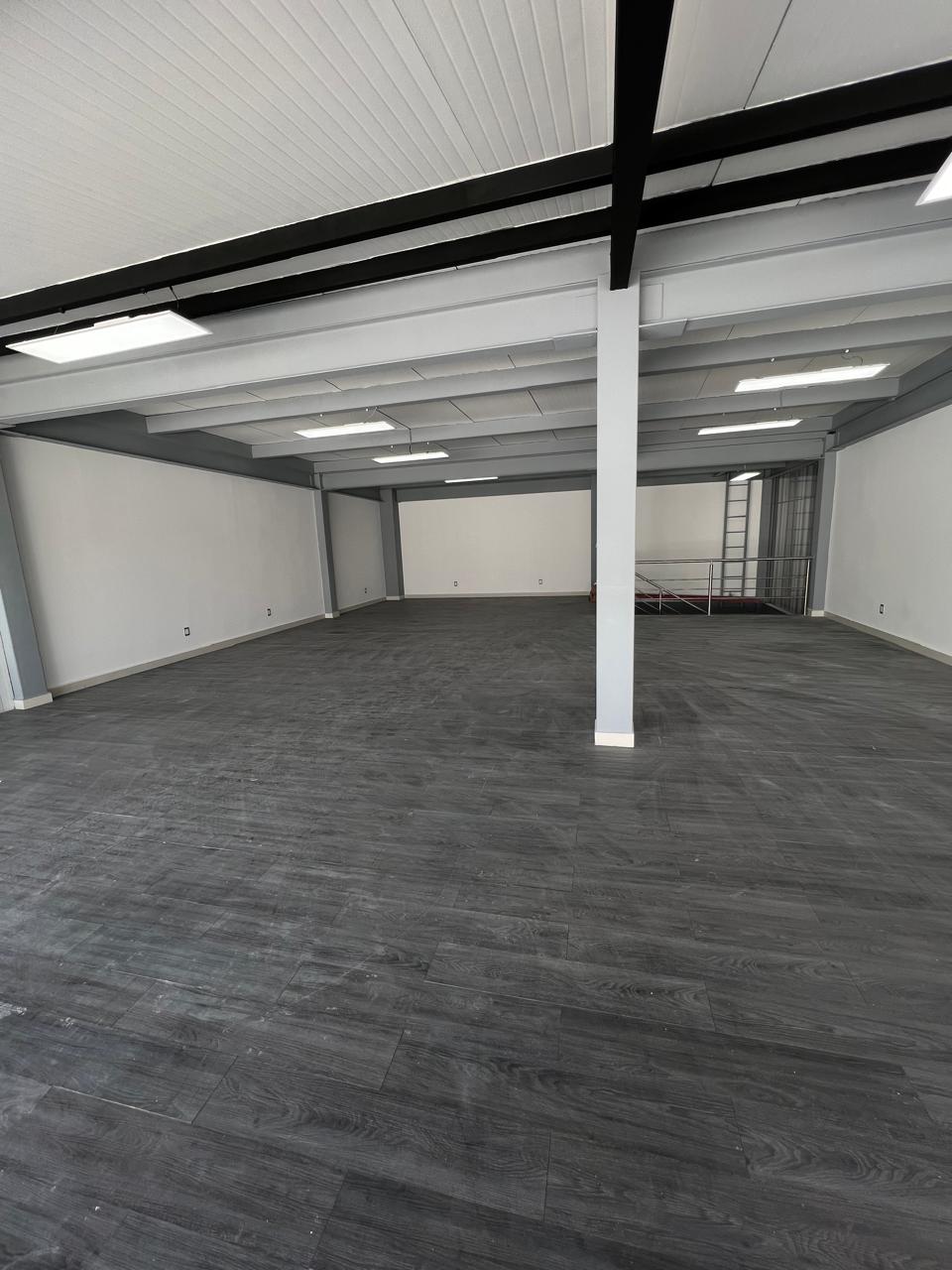 Increíble edificio comercial de 790m2 distribuidos en planta baja y tres niveles con gran amplitud en cada uno de los pisos, cuenta con dos medios baños completamente nuevos, terraza al aire libre con increíble vista y espacio de estacionamiento frente al edificio.