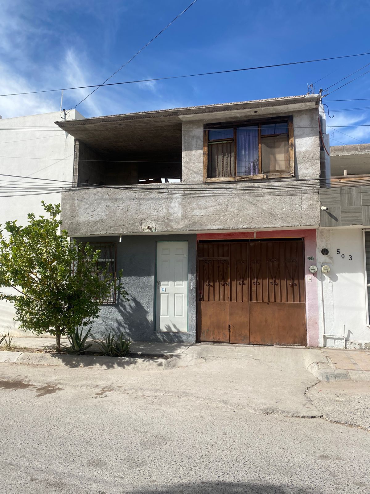 Casa cercana a Av Seminario
1 piso
2 recámaras 
1 baño
Sala-Comedor
Cocina
Patio lavado
Cochera 1 auto

En la parte de arriba ( azotea) se empezó un cuarto y una terraza, no terminados.