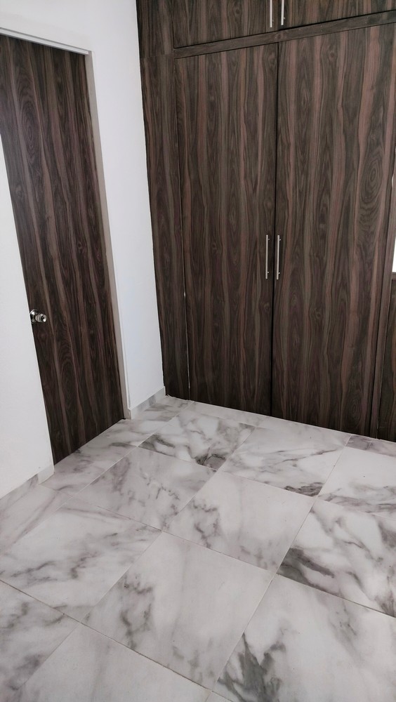 Tiene 3 recámaras con closet, la principal con baño completo y otro baño completo para las demás recámaras, sala-comedor, cocina con cocineta y alacena, medio baño, zotehuela ampliada, cochera para 2 autos.
Está remodelada, tiene puertas nuevas, pintura nueva, closets nuevos, cocineta nueva, muebles de baño nuevos, se pintó en exterior e interior y se impermeabilizó con carpeta asfáltica la azotea.
Lo mejor es el precio $1,590,000 pesos en la zona es difícil encontrar casa de este rango