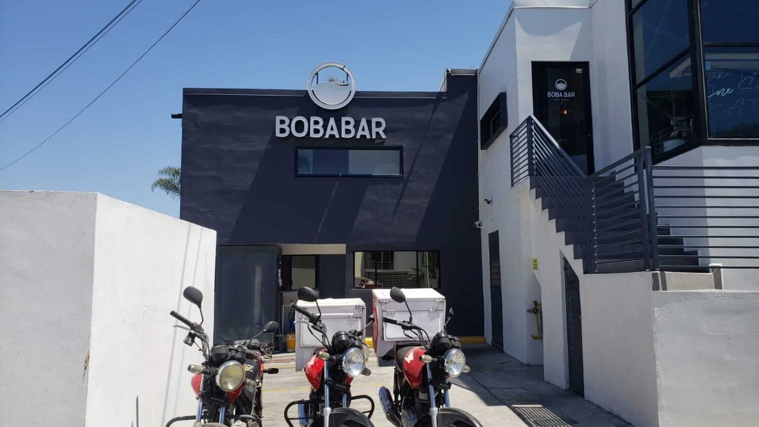 Traspaso de Boba Bar Tijuana
Adquiere un negocio establecido con una ubicación privilegiada en el Blvd. de Las Américas, a espaldas del Colegio Instituto México. Bobabar Tijuana es una opción ideal para emprendedores interesados en un modelo de negocio probado y rentable. Con infraestructura de primera y una base de clientes fidelizados, este traspaso representa una excelente oportunidad de inversión.
Traspaso USD $115,000 dlls
