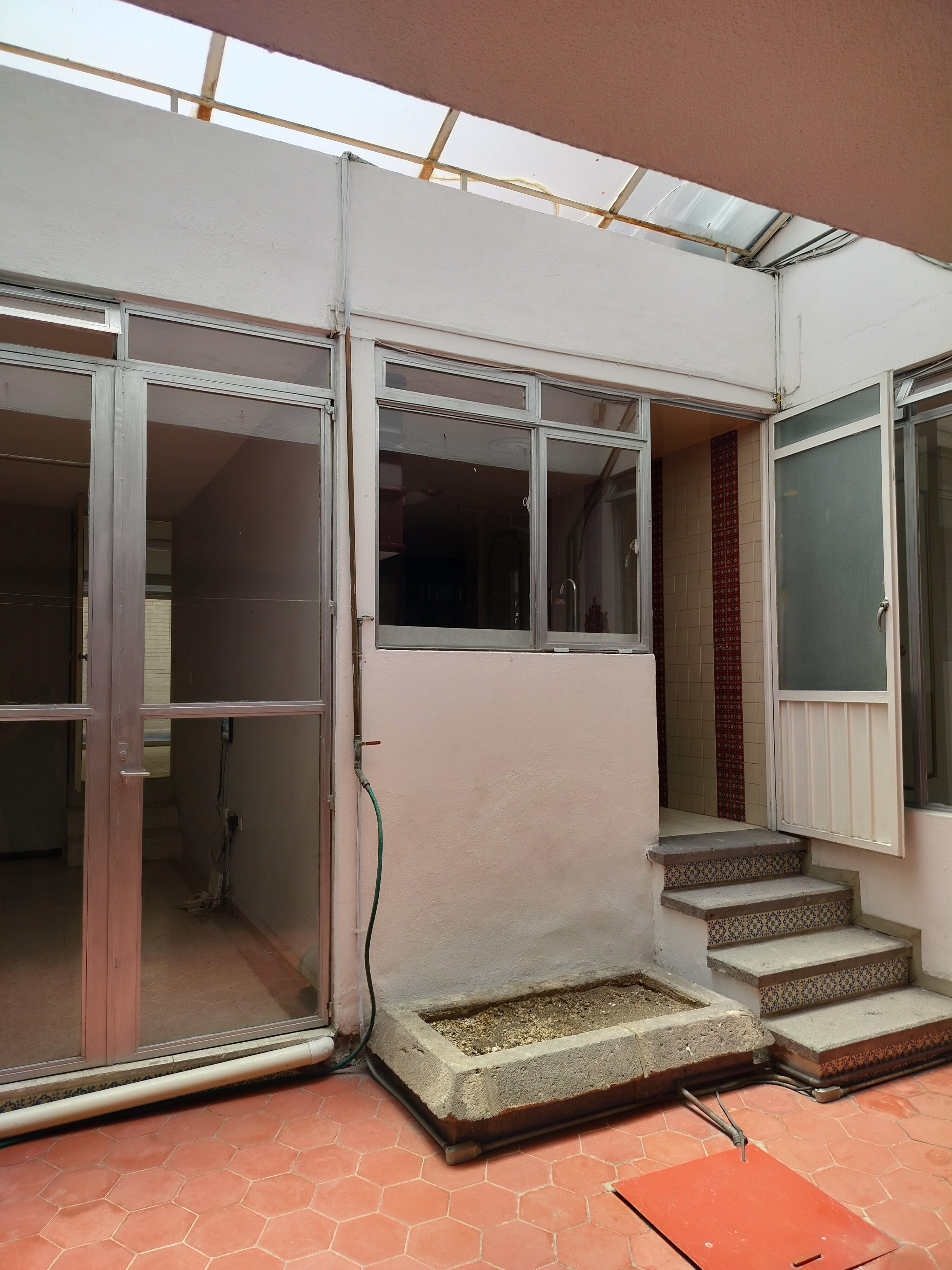 Excelente tanto para casa habitación o comercio, SPA, Clínica de Rehabilitación, Consultorio, Oficinas.
Tiene alberca techada con policarbonato, funcionando con filtros y caldera.
La casa cuenta en planta baja con:
cochera techada para 2 automóviles, Sala comedor, cocina con cocina integral, 1 recámara, baño completo y despacho.
En planta alta:
Tiene 2 recámaras amplias con closets, terraza y baño completo.
En la azotea tiene roofgarden con asador, cuarto de lavado y cuarto de servicio baño
