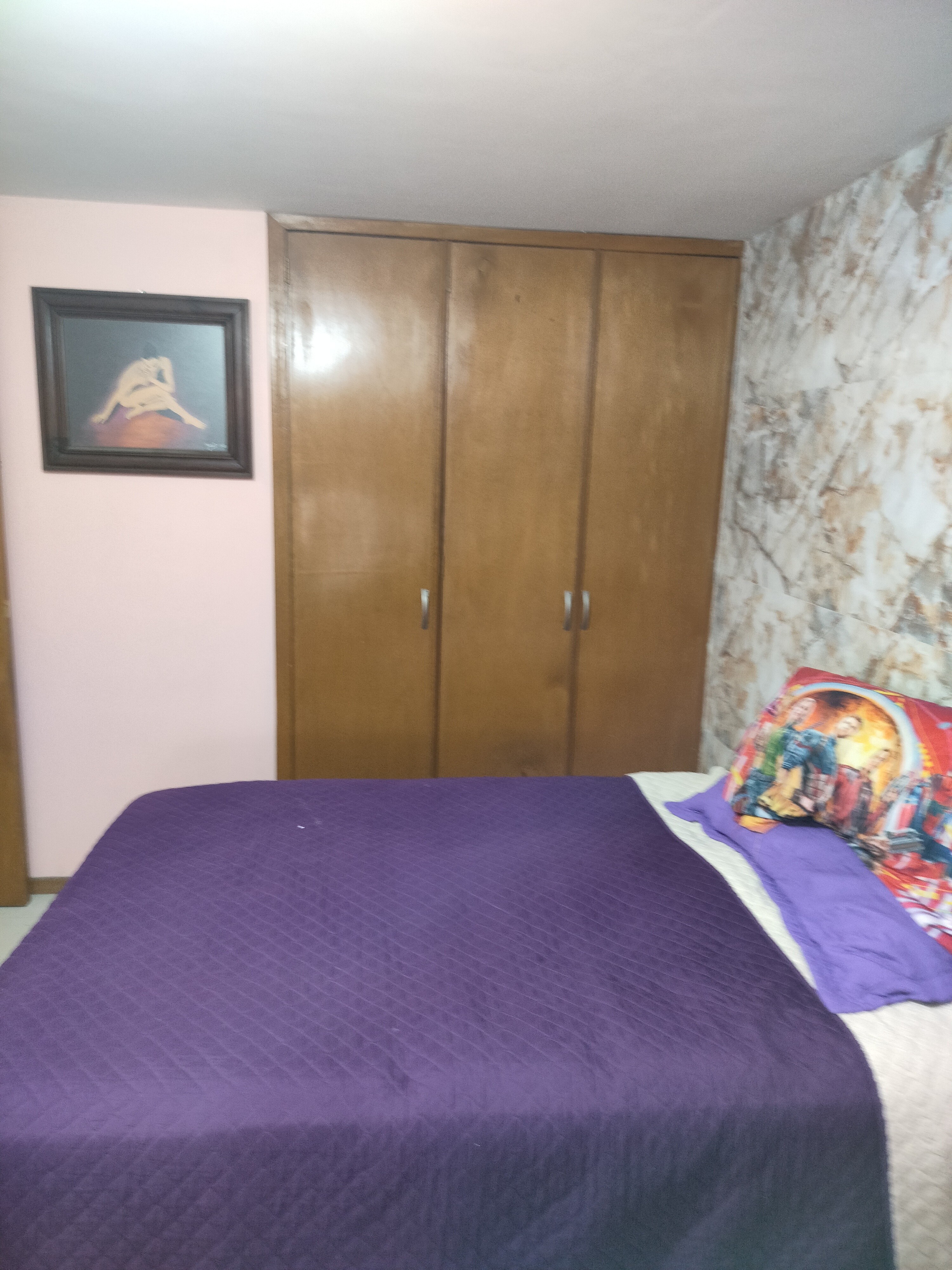 Se encuentra atrás de la UNIPUEBLA, cerca del Coppel Guadalupe y cerca del centro comercial centro sur.
En planta baja cuenta con sala, comedor, cocina amplia con alacena grande le cabe desayunador, tiene medio baño, zotehuela, cochera para 1 auto y cisterna.
En planta Alta tiene 2 recámaras de muy buen tamaño con closets grandes, baño completo amplio.
Se puede ampliar la casa para hacerle un piso más con 2 recámaras grandes.
Aceptamos cualquier crédito.