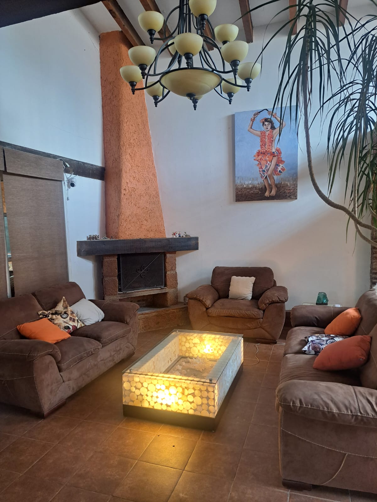 ¡Hermosa Casa en Venta!
Precio: $11,000,000.00
Descripción:
Terreno: 692.20 m².
Construcción: 300.27 m².
3 recámaras.
Sala a doble altura.
Comedor.
Chimenea.
4½ baños.
Cocina integral abierta.
Cuarto de lavado.
Estudio.
Bodega.
Estacionamiento para 5 autos.
Porche hacia el jardín.
Jardín frontal y trasero.
Zona de asador.
Gas LP.
Escritura pública, planos, todo pagado.
Documentos en regla.
14 años de antigüedad.