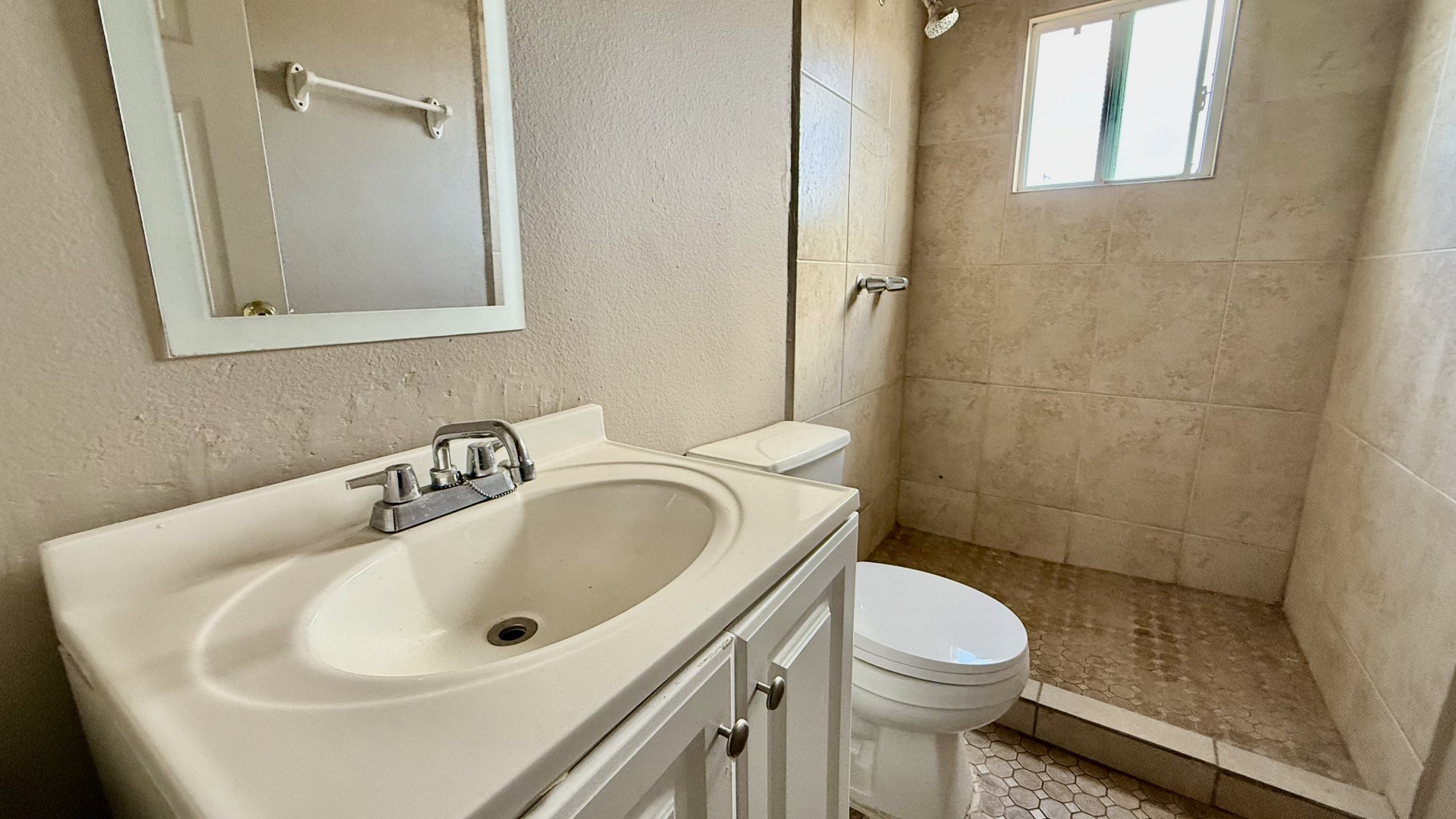 La casa se encuentra dentro de la Privada Tulum en Santa Fe, una zona con acceso inmediato a centros comerciales, parques y escuelas de alta calidad, PRECIO: $ 160,000 Dlls
Características de la Casa:
Distribución en 2 niveles.
1 baño completo y medio baño. Cocina integral. Sala y comedor. Terraza, ideal para colocar una sala de patio y un asador. Boiler y ventiladores de techo incluidos. Estacionamiento techado para 2 automóviles. Agenda tu cita hoy mismo!
Christian@primerobr.com
664-356-1143