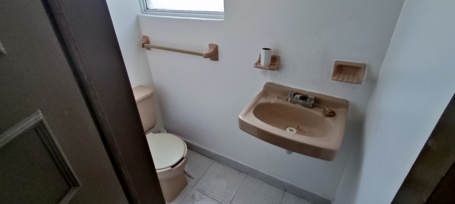 Tiene 3 recamaras, 2 de ellas con closets, sala comedor, cocina, medio baño abajo, baño completo arriba, cochera propia y local con acceso a la calle.
Se muestra con cita
Se encuentra a calle y media de Av. 16 de septiembre Cerca de las colonias: Bugambilias, Vicente Guerrero, Patrimonio, Puebla Textil, San José Mayorazgo, San Manuel, Loma Linda, Puebla Textil.
