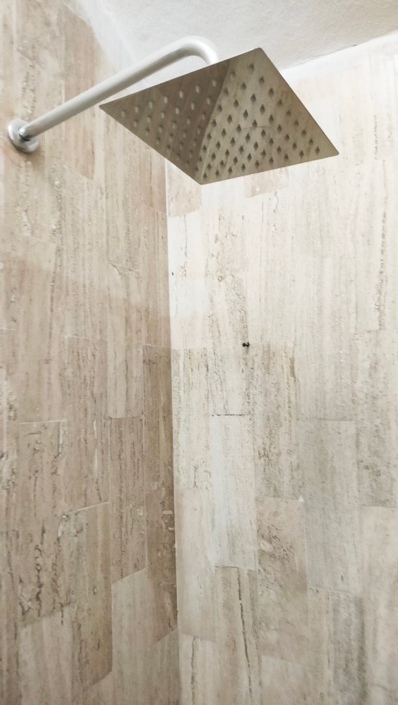Tiene 3 recámaras con closet, la principal con baño completo y otro baño completo para las demás recámaras, sala-comedor, cocina con cocineta y alacena, medio baño, zotehuela ampliada, cochera para 2 autos.
Está remodelada, tiene puertas nuevas, pintura nueva, closets nuevos, cocineta nueva, muebles de baño nuevos, se pintó en exterior e interior y se impermeabilizó con carpeta asfáltica la azotea.
Lo mejor es el precio $1,590,000 pesos en la zona es difícil encontrar casa de este rango
