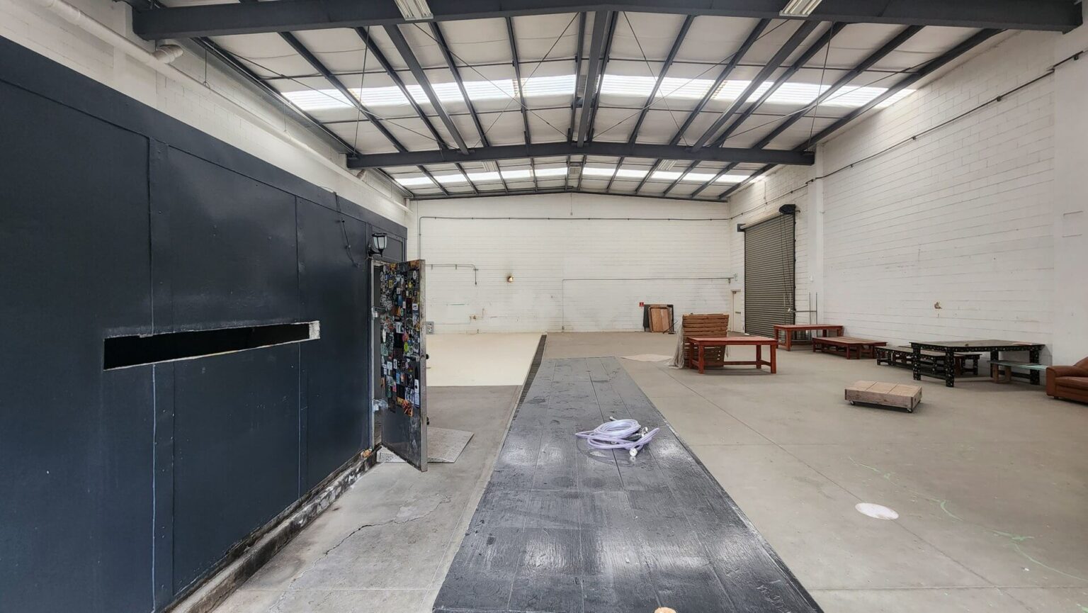 Bodega en Renta en La Gloria
Excelente oportunidad para empresas de logística, almacenamiento o distribución. Ubicada en una de las principales vías de Tijuana, esta bodega ofrece un espacio funcional y bien ubicado para el crecimiento de tu negocio. Aprovecha esta oportunidad para establecer o expandir tu negocio. Contáctanos para más información o para programar una visita.
Renta USD $4,000 dlls por mes