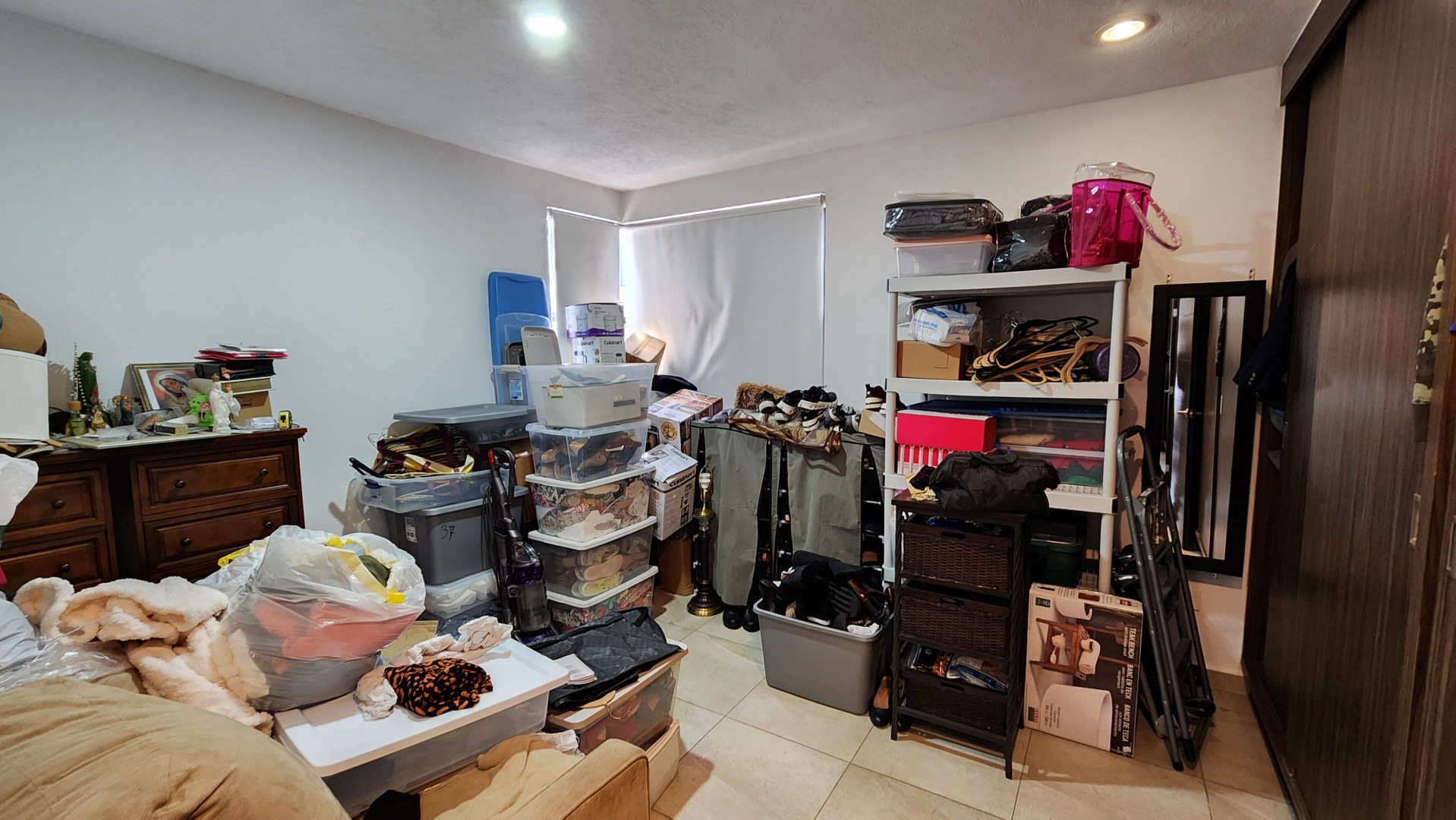 Departamento en Venta en Colinas de Chapultepec
Este amplio y moderno departamento te ofrece la oportunidad de vivir en una de las zonas más privilegiadas de Tijuana. Ubicado dentro de la Zona Dorada, disfrutarás de un entorno seguro, con excelente conectividad y acceso inmediato a escuelas, restaurantes, bares y comercios. Ideal para quienes buscan comodidad, seguridad y un estilo de vida práctico y bien ubicado.
Características
• Superficie de 105 m² en un solo nivel.
• 2 recámaras.
• 2 bañ