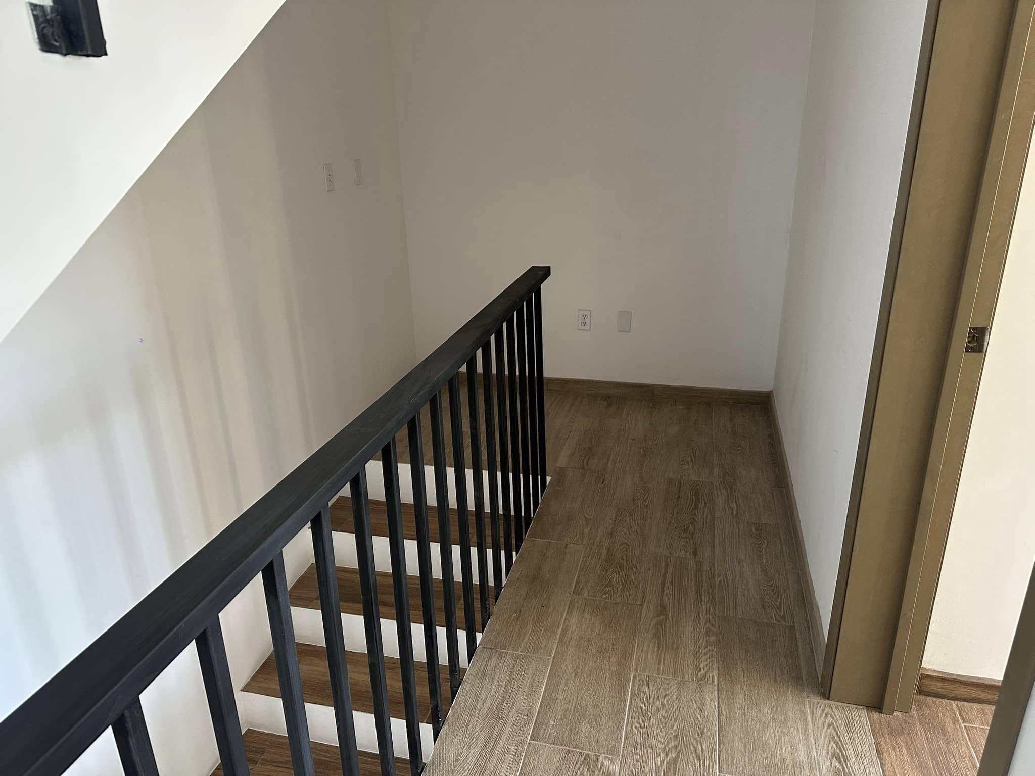 Townhouse en Renta en Avenida Las Ferias
Este acogedor townhouse es perfecto para profesionales o familias que buscan vivir en una ubicación privilegiada en Tijuana, con acceso rápido a diversos servicios y puntos de interés. Si estás interesado en conocer esta propiedad, no dudes en contactarnos para agendar una visita. ¡Te atenderemos con gusto!
Ubicación:
• Situado en Avenida Las Ferias, a solo pasos del Club Britania.
Renta USD $1,600 dlls por mes