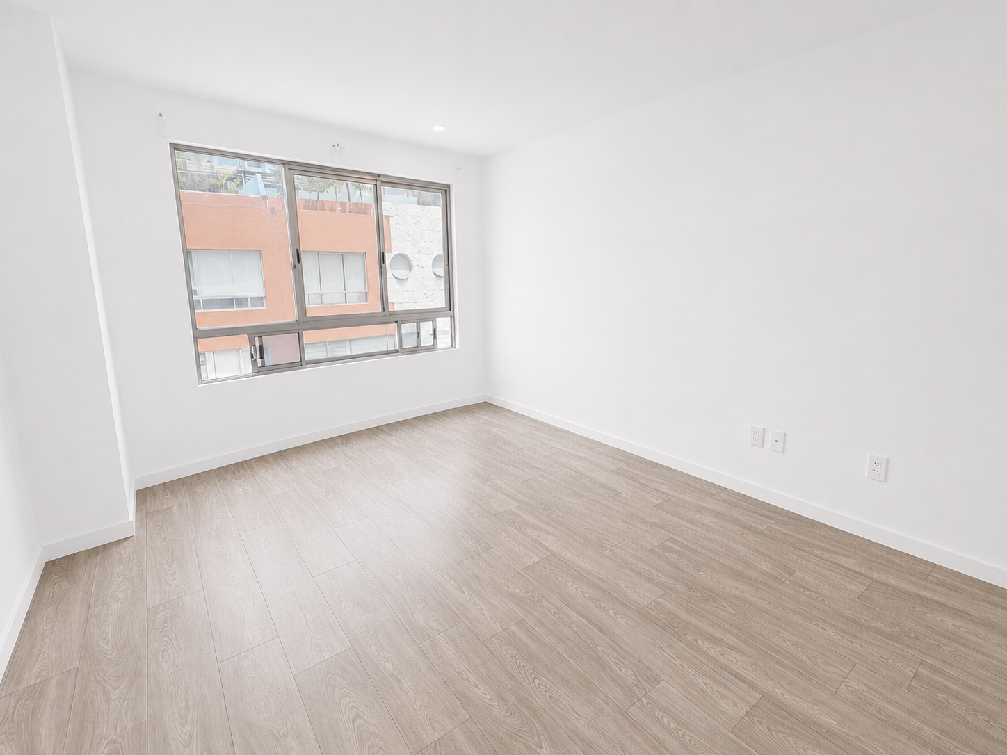 *PRECIO RENTA $40 K.
MANTENIMIENTO: $2,000.00

Descripción:
*CASA VERTICAL.
*SALA / ESTANCIA.
*COMEDOR.
*COCINA CON COCINA INTEGRAL.
*AREA DE LAVADO.
*4 RECAMARAS.
*3 ½ BAÑOS
*2 CAJONES DE ESTACIONAMIENTO.
*CUARTO DE SERVICIO.
*TERRAZA SEMI TECHADA.
*VIGILANCIA 24 HRS.
*CONSTRUCCIÓN 153 M².