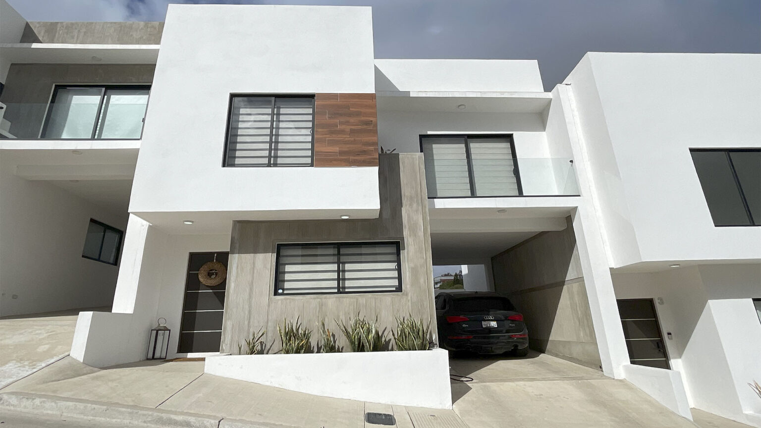 Casa en Renta en La Joya Santa Fe

Vive en una residencia equipada de lujo dentro de un fraccionamiento con acceso controlado y seguridad. Disfruta de espacios amplios, acabados modernos y comodidad en cada rincón. Una casa con acabados de primera y amenidades que garantizan confort y seguridad. Contáctanos para más información o para agendar una cita.