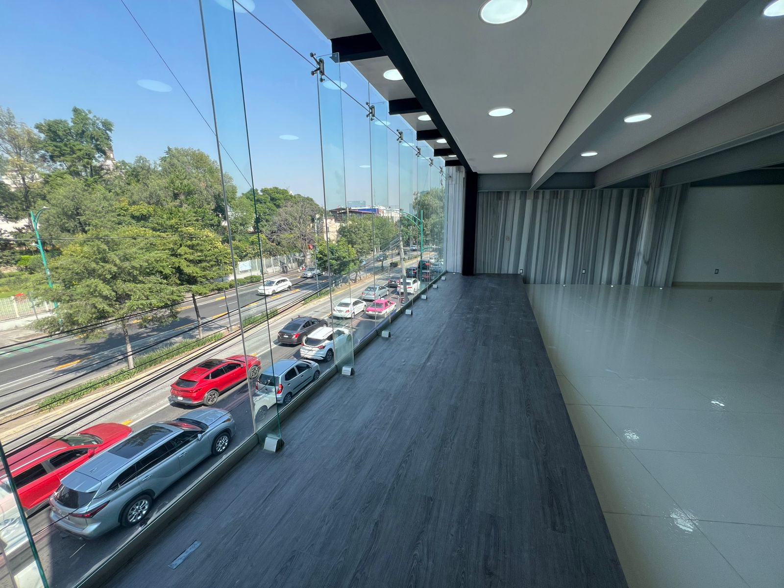 Increíble edificio comercial de 790m2 distribuidos en planta baja y tres niveles con gran amplitud en cada uno de los pisos, cuenta con dos medios baños completamente nuevos, terraza al aire libre con increíble vista y espacio de estacionamiento frente al edificio.